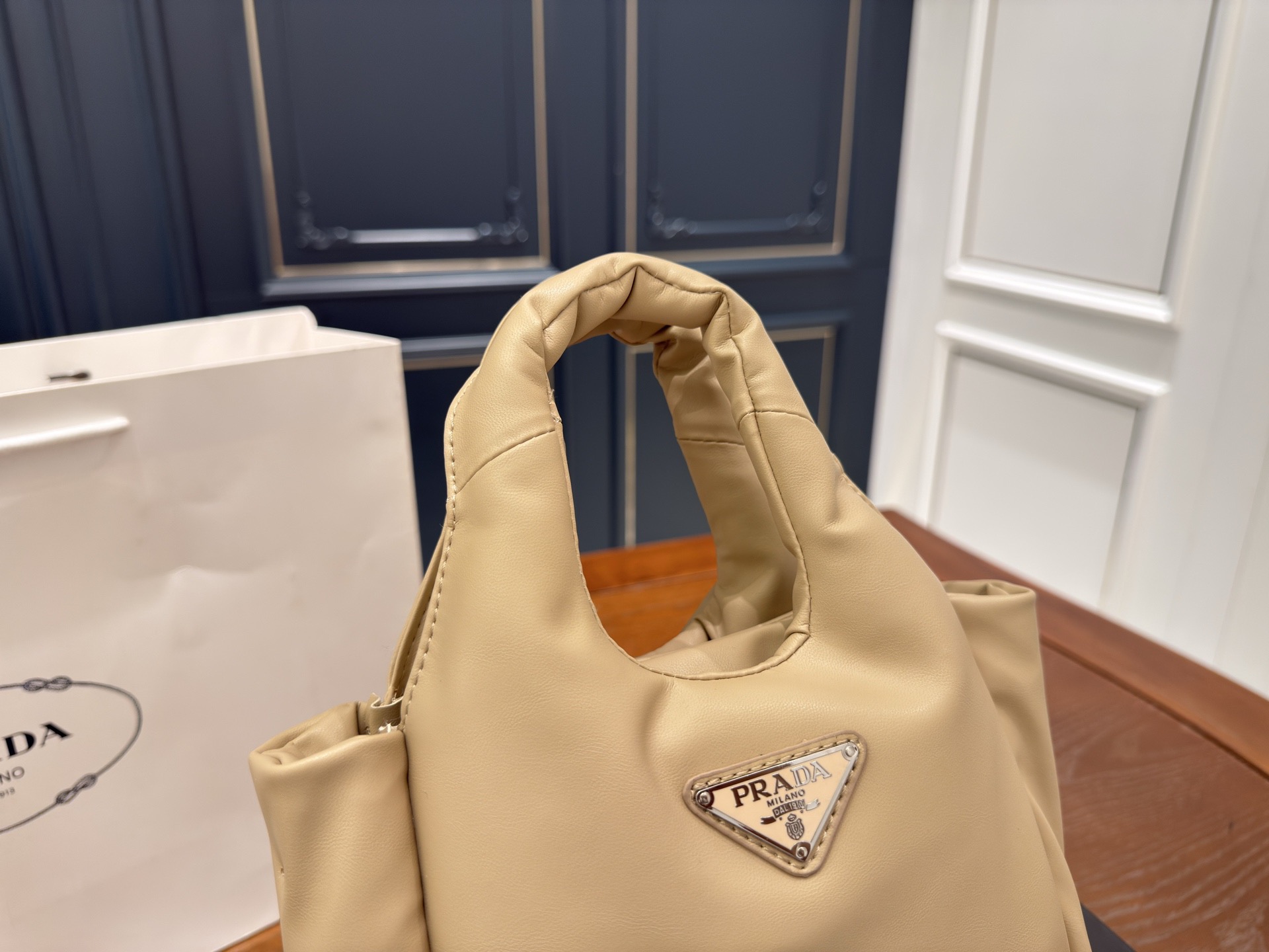 （折叠盒⚠️）p170 Prada洋气单品 普拉达菜篮子包 这个系列将是Prada接下来一整季的主打款式。Prada 手袋的曲线型设计分外醒目，当手包很优雅，时尚百搭！打麻将逛街也很轻便哦！尺寸 17 15