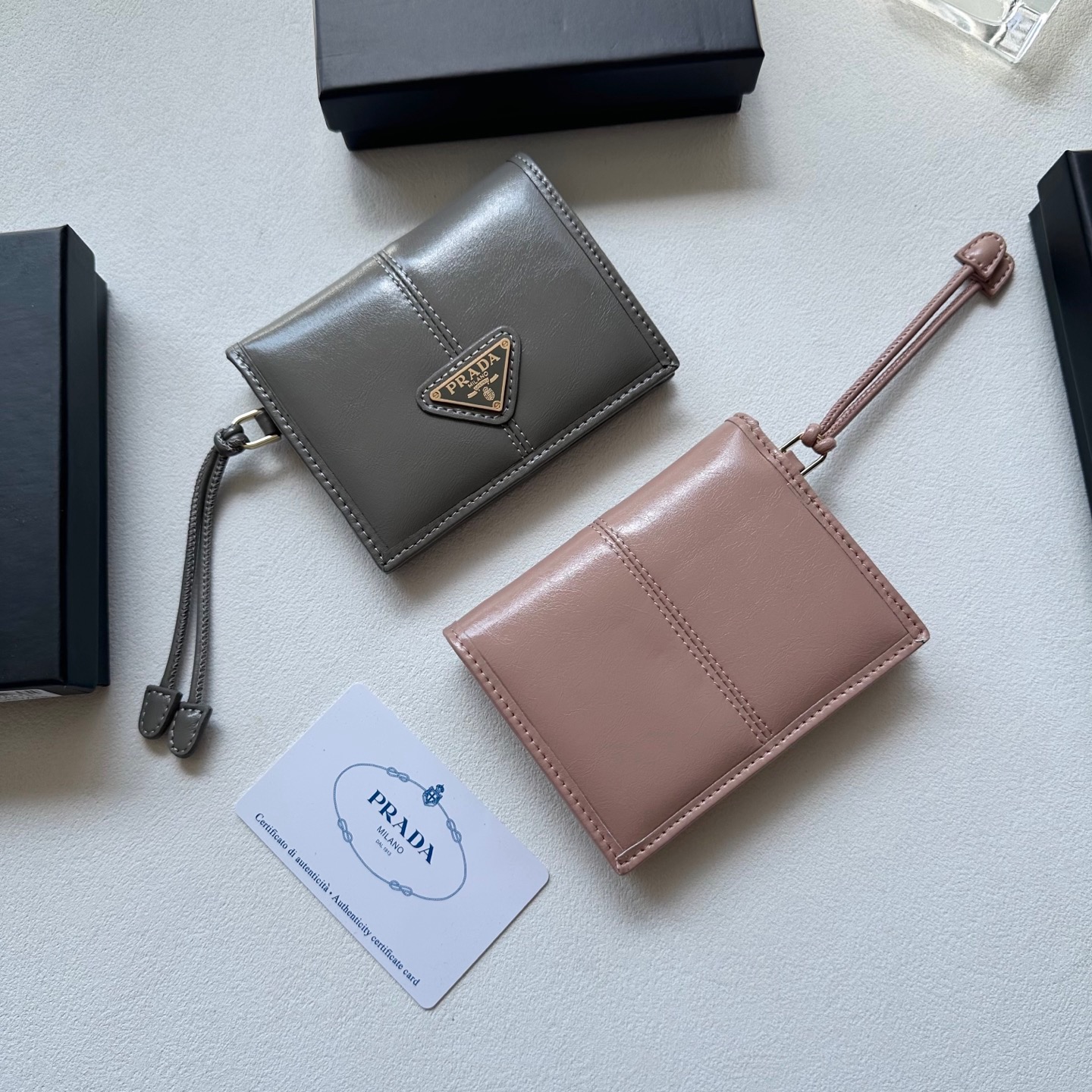 p95🎀🎀颜色 黑 灰 粉🎀尺寸 11x10🎀普拉达👏时尚钱包，优质油蜡牛皮👍🏻高档五金配件，内阁丰富，超级实用❗️现货高品质！