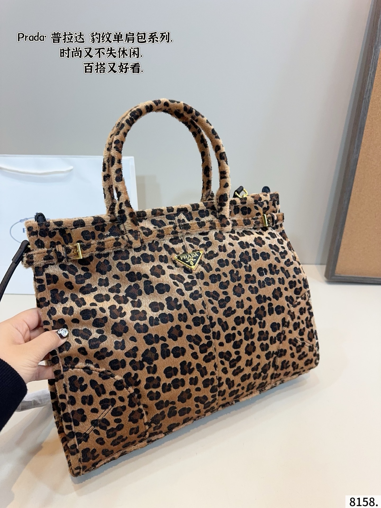 p180 普拉达PRADA Soft lux单肩包. 质感很高级 容量超级大也很耐用 日常出街背它回头率百分百 就是这种随性慵懒感尺寸：38*13*28cm