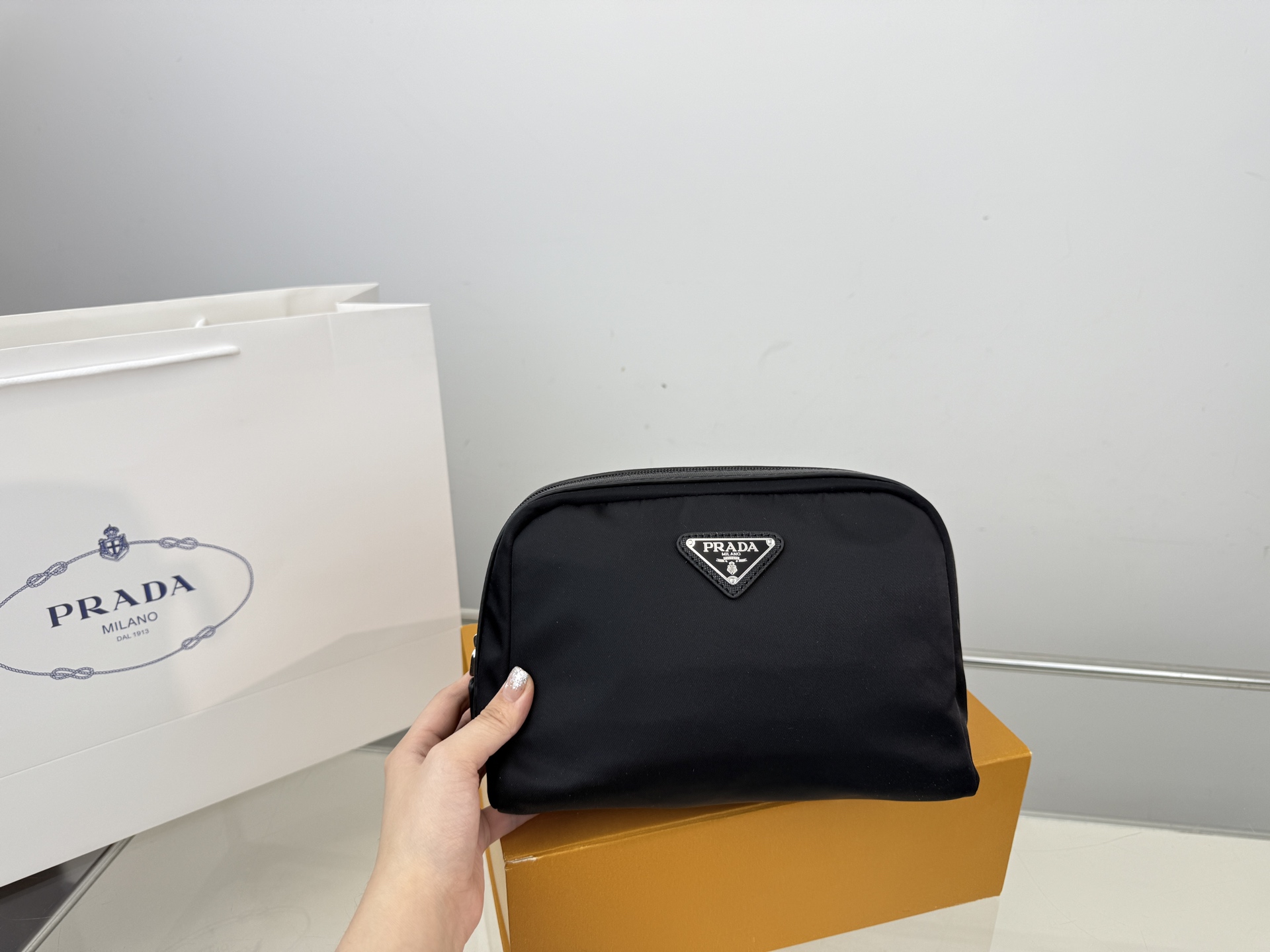 （无盒⚠️）p105 Prada 普拉达 尼龙布手拿包 手包 经典百搭 实物拍摄 原厂原版面料 size：12*22cm