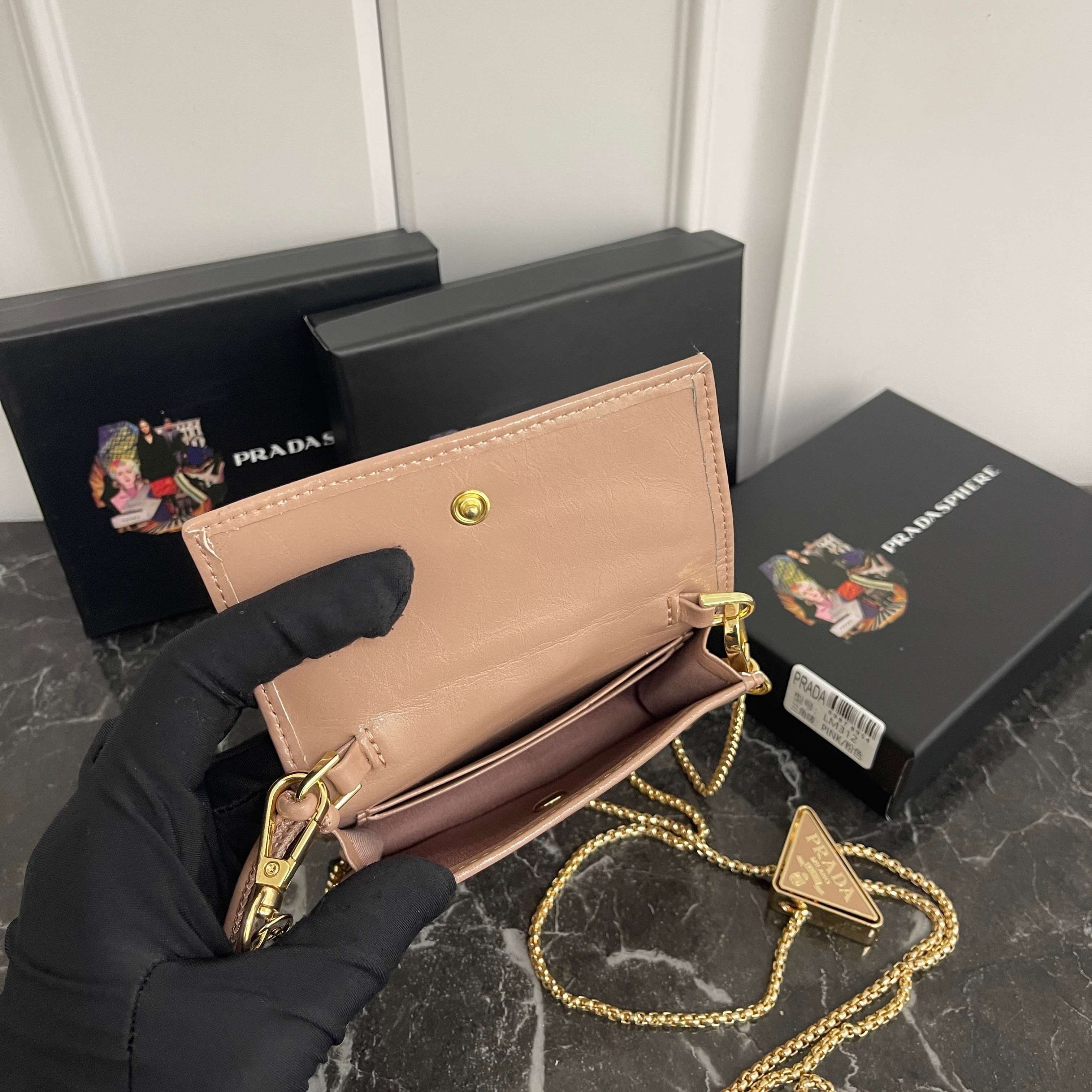 💰115包邮❗ PRADA普拉达 油腊皮珐琅金属三角形标志按扣开合 皮革 卡包 常规 女款 编号312 颜色黑色，粉色，灰色