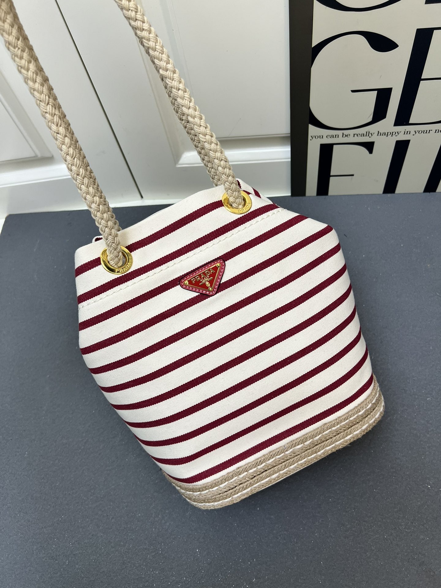 💰210包邮‼️ 🎉新款水桶包🎉1A082走秀款 这款Re-Nylon 手袋的設計采用尼龙面料和小牛皮。獨特的組合添上迷人點綴。滑動式繩索手挽凸顯這款手袋的靈活百搭，方便手提或肩背/斜跨，顶级五金。容量空间大，非常休闲时尚，又是一款永久不过时爆款，宝宝们，赶紧入手吧🎉🎉 长23.5x高28x底16.5cm