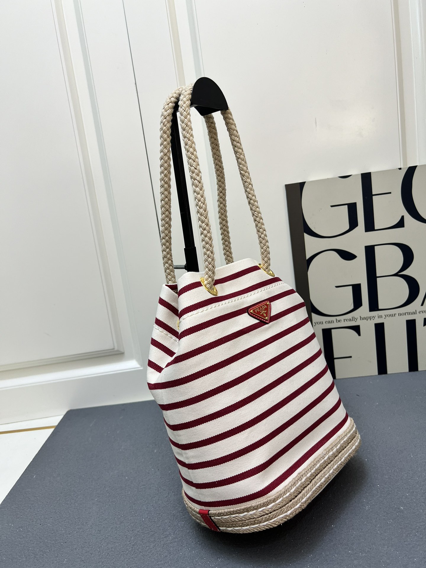 💰210包邮‼️ 🎉新款水桶包🎉1A082走秀款 这款Re-Nylon 手袋的設計采用尼龙面料和小牛皮。獨特的組合添上迷人點綴。滑動式繩索手挽凸顯這款手袋的靈活百搭，方便手提或肩背/斜跨，顶级五金。容量空间大，非常休闲时尚，又是一款永久不过时爆款，宝宝们，赶紧入手吧🎉🎉 长23.5x高28x底16.5cm