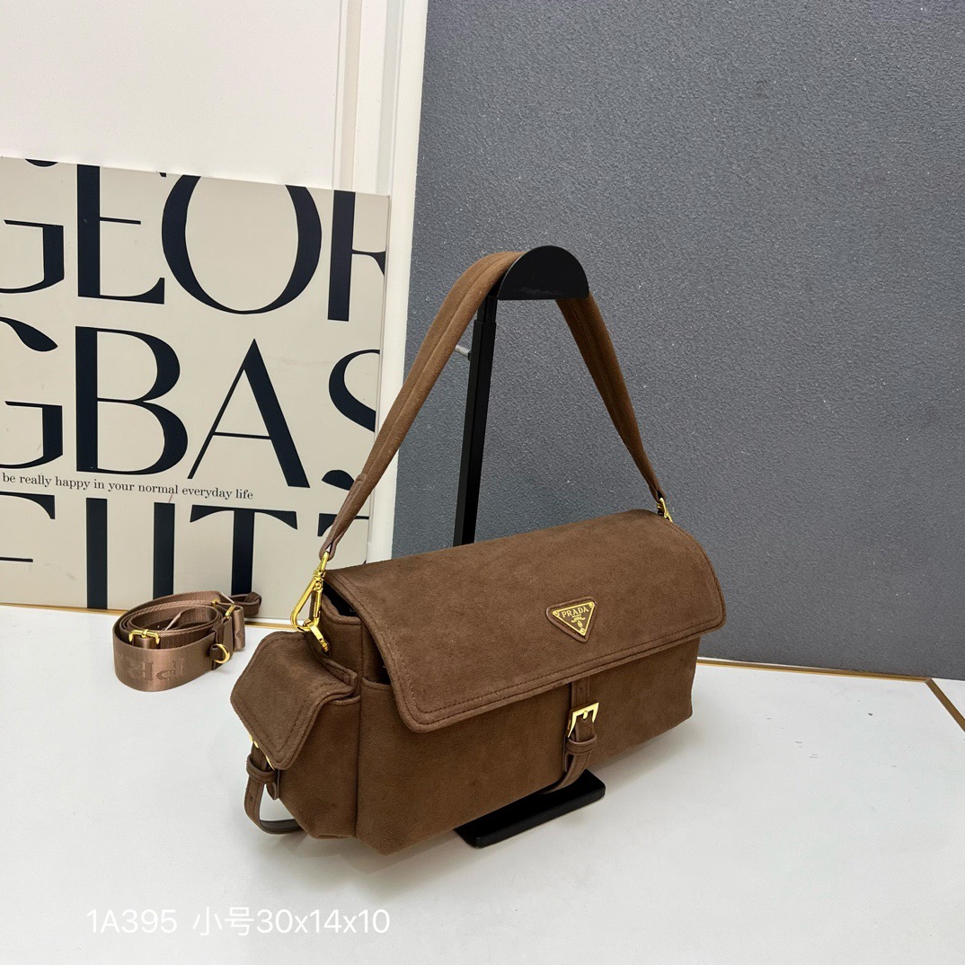 💰240包邮❗ 新款邮差包🎉1A395全皮🎉 这款手袋完美融合精致与功能性，采用再生尼龙材质，轮廓柔和，配有多个口袋。轻盈实用的设计结合运动与百搭元素，饰有涂珐琅三角形金属徽标，搭配皮革细节。配有2条肩带可拆卸，容量大，太完美，又是一款永久不过时爆款，大号男女共用，赶紧入手吧 小号:长30x高14x底10cm