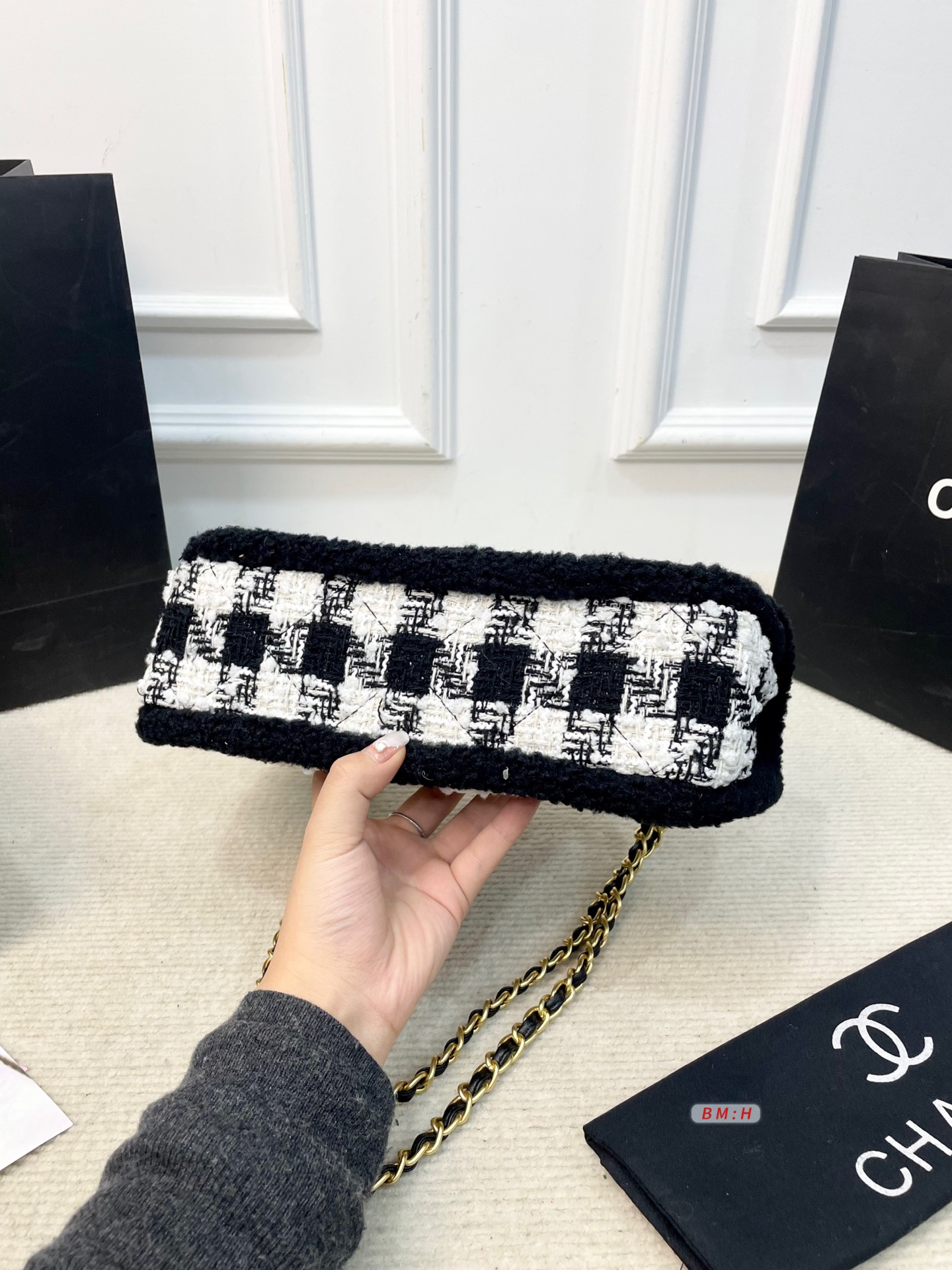 💰210 香奈儿CF系列25N黑白千鸟格粗花呢包链条包斜挎包，经典千鸟格纹+金色链条，优雅复古气质满分✨。毛呢材质柔软有质感，秋冬搭配大衣毛衣超有氛围感！日常通勤、出街都很实用，手机卡包轻松装下。金属双C标志+皮穿链条，细节精致，肩带可调节，单肩斜挎都OK。 尺寸：29*10*20