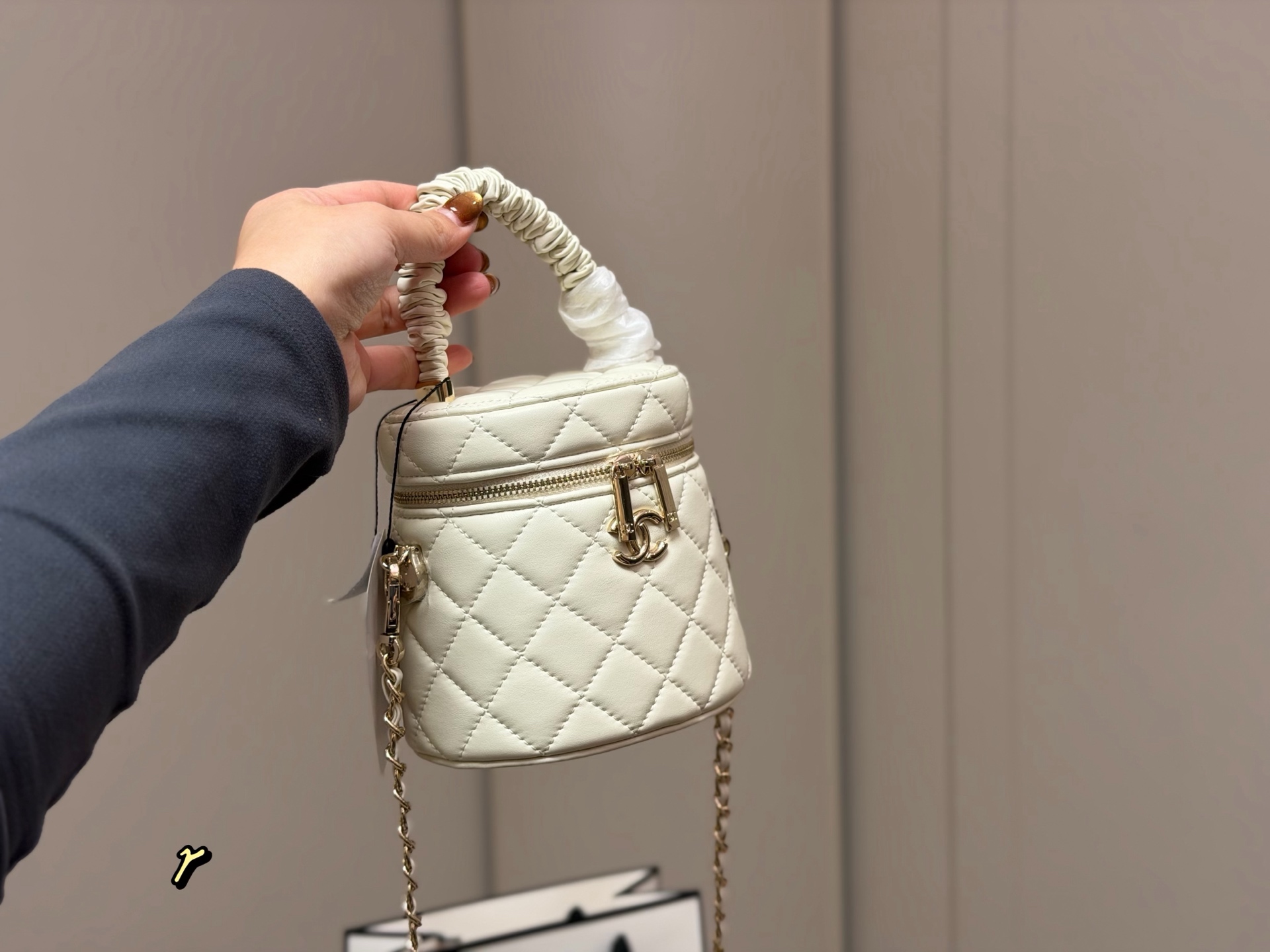 &yen;165 折叠盒 香奈儿Chanel 是美到炸裂的水桶包!! 很精致,容量也超级力! 手机纸巾卡 包唇膏绝无问题,精致得不行! 而且.上身效果棒棒的,链子长度刚好, 取东西 超方便 上身效果不错,不挑人，轻巧, 容量大,肯定实用! 尺寸:13.13cm