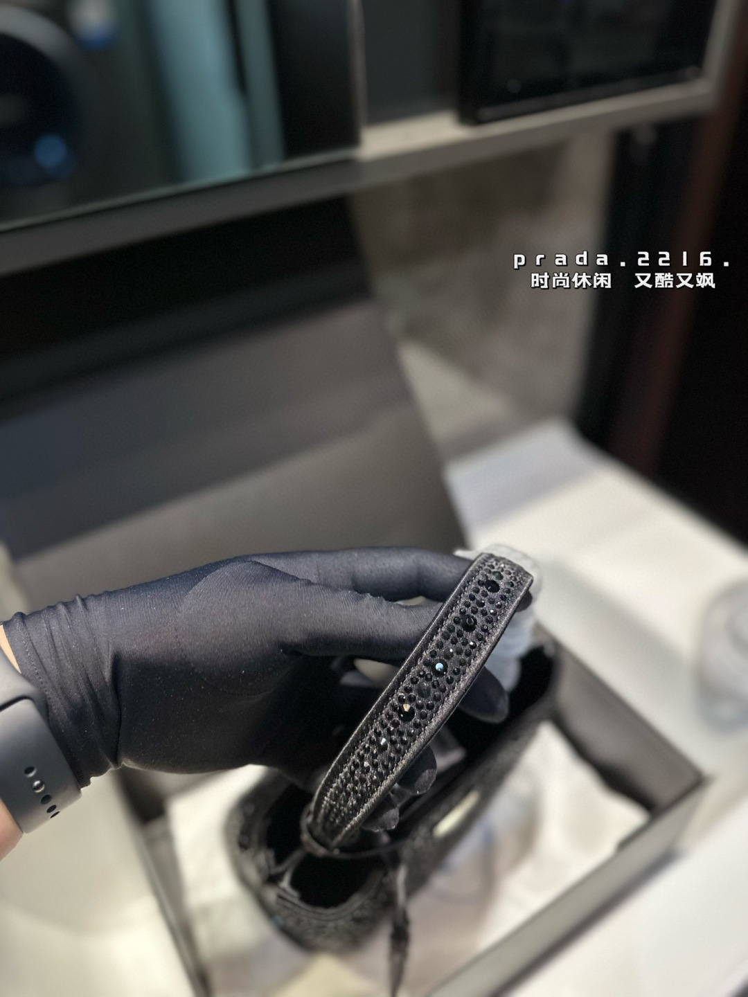 ❤️p150（礼盒包装）❤️ Prada 普拉达新品 闪闪水钻 满钻托特包哇咔咔！整个包都是闪钻镶嵌成的水钻 Prada Hobo包包 在灯光下BlingBling的闪。尺寸：18 19
