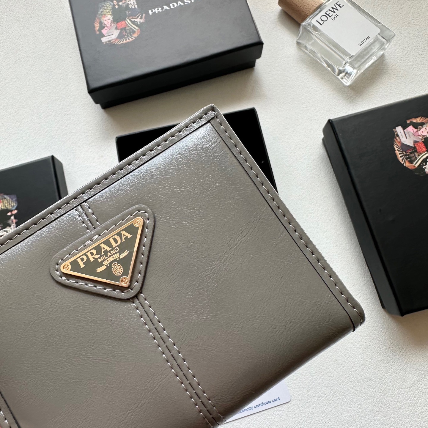 p95🎀🎀颜色 黑 灰 粉🎀尺寸 11x10🎀普拉达👏时尚钱包，优质油蜡牛皮👍🏻高档五金配件，内阁丰富，超级实用❗️现货高品质！