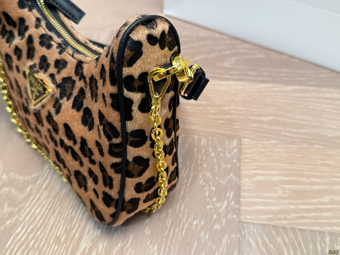 &yen;130 普拉达hobo腋下包 Prada如影随形 充满了不一样的帅气感 甜酷辣妹穿搭必备 尺寸 22 12