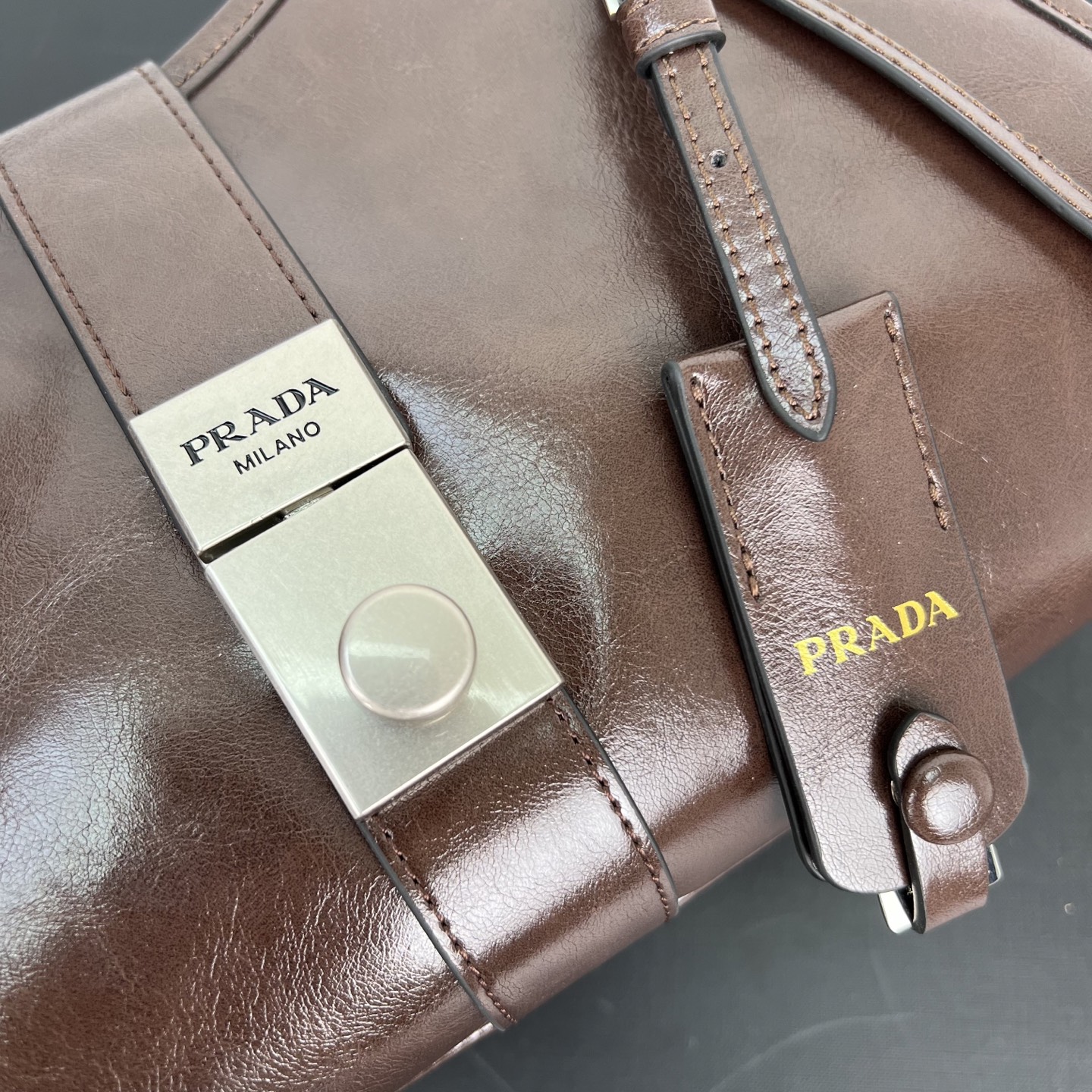 定制版💰338包邮‼️ 🎉新品🎉1BG563新款🎉🎉 这款走秀款采用进口油腊皮，顶级五金，前幅配有插扣锁开合，容量空间大，又可手提又可肩背，上身效果非常大气时尚，喜欢宝宝们，赶紧入手吧🎉🎉 长30.5x高17.5x底9cm🎉🎉🎉