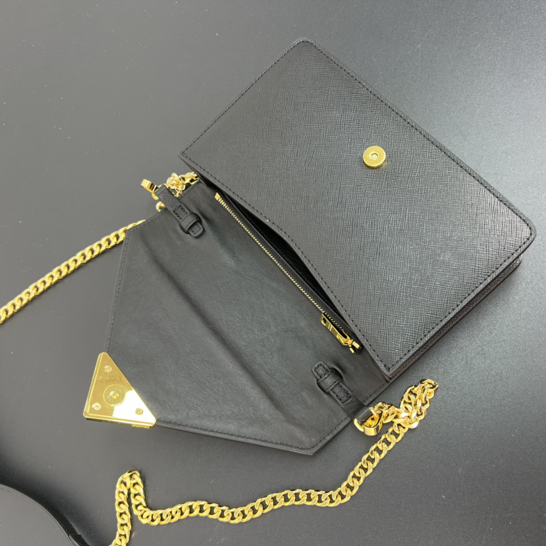 💰318包邮🉐️【顶级原单】P家🌹专柜🎉新款斜挎包🎉1BD318到货啦🎉🎉这款翻盖式单肩包采用Saffiano皮革打造，内配小羊皮。展现匠心设计，柔美设计一览无余。翻盖开合的尖端饰以涂珐琅金属三角形徽标，配有可拆卸长肩带/又可当手包😘😘精致的迷人魅力，简约大气，值得拥有。赶紧入手吧🎉🎉尺寸：长21.5x高14x底4cm🎉🎉🎉👏👏