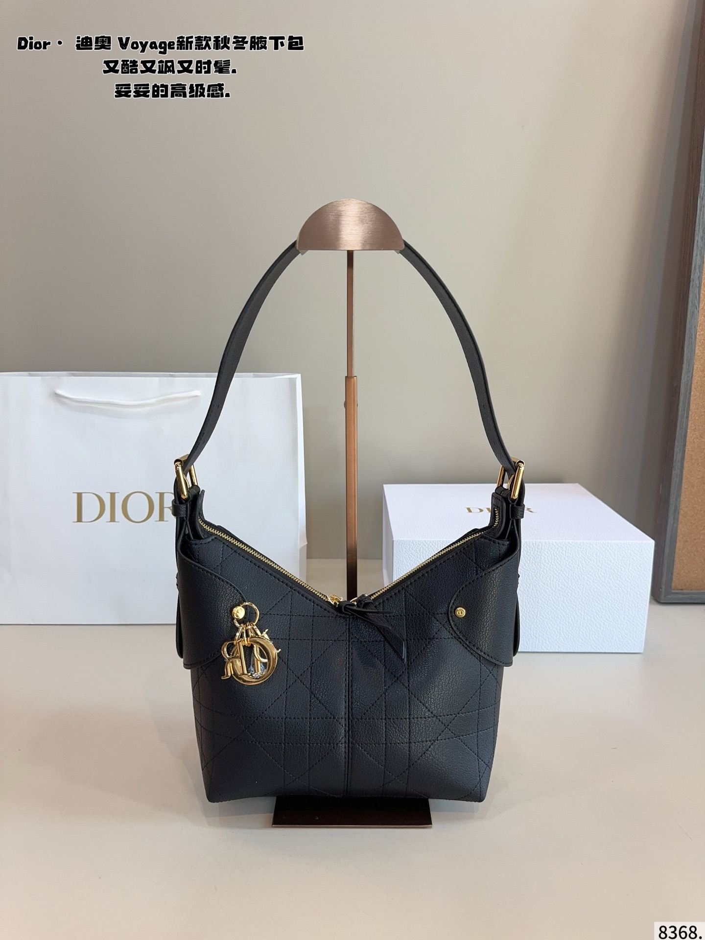 p200配礼盒🎁. 又发现新款啦🤩Dior Voyage秋冬系列腋下包 又是一个迪奥新款腋下包，直接击中心巴上[哇R] 自带松弛感，包形柔软又随意～ 复古的粒面牛皮，经典藤纹格，双拉链设计～ 整体高级又时髦，精致感满满的字母吊坠～ 细节非常到位，超大的容量，自用很轻便哇 背上身满满的松弛感哇尺寸：21*9*20cm