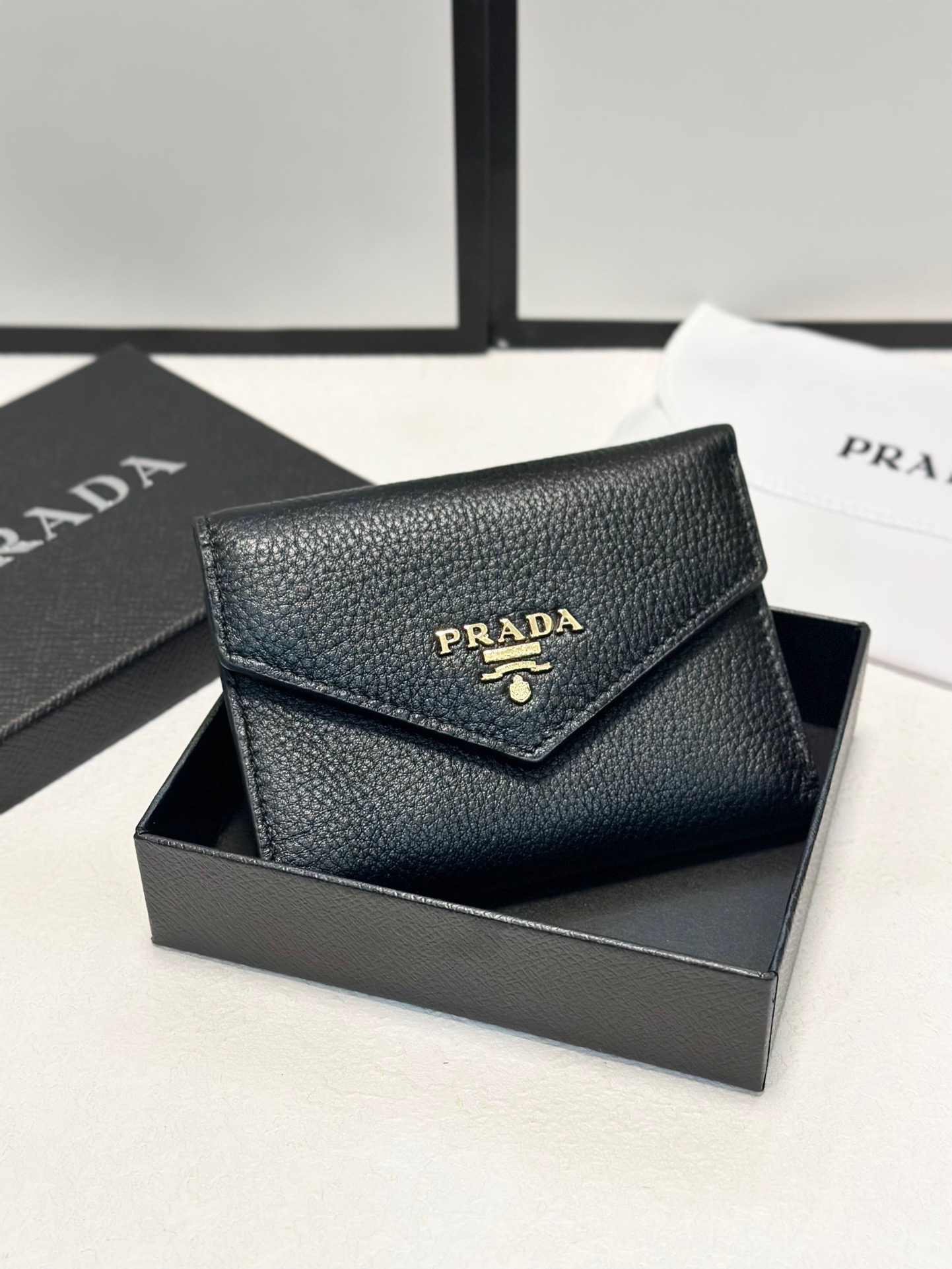 P95🎀🎀颜色 黑🎀尺寸 11x10🎀普拉达👏时尚钱包，优质牛皮👍🏻高档五金配件，内阁丰富，超级实用❗️现货高品质[得意]