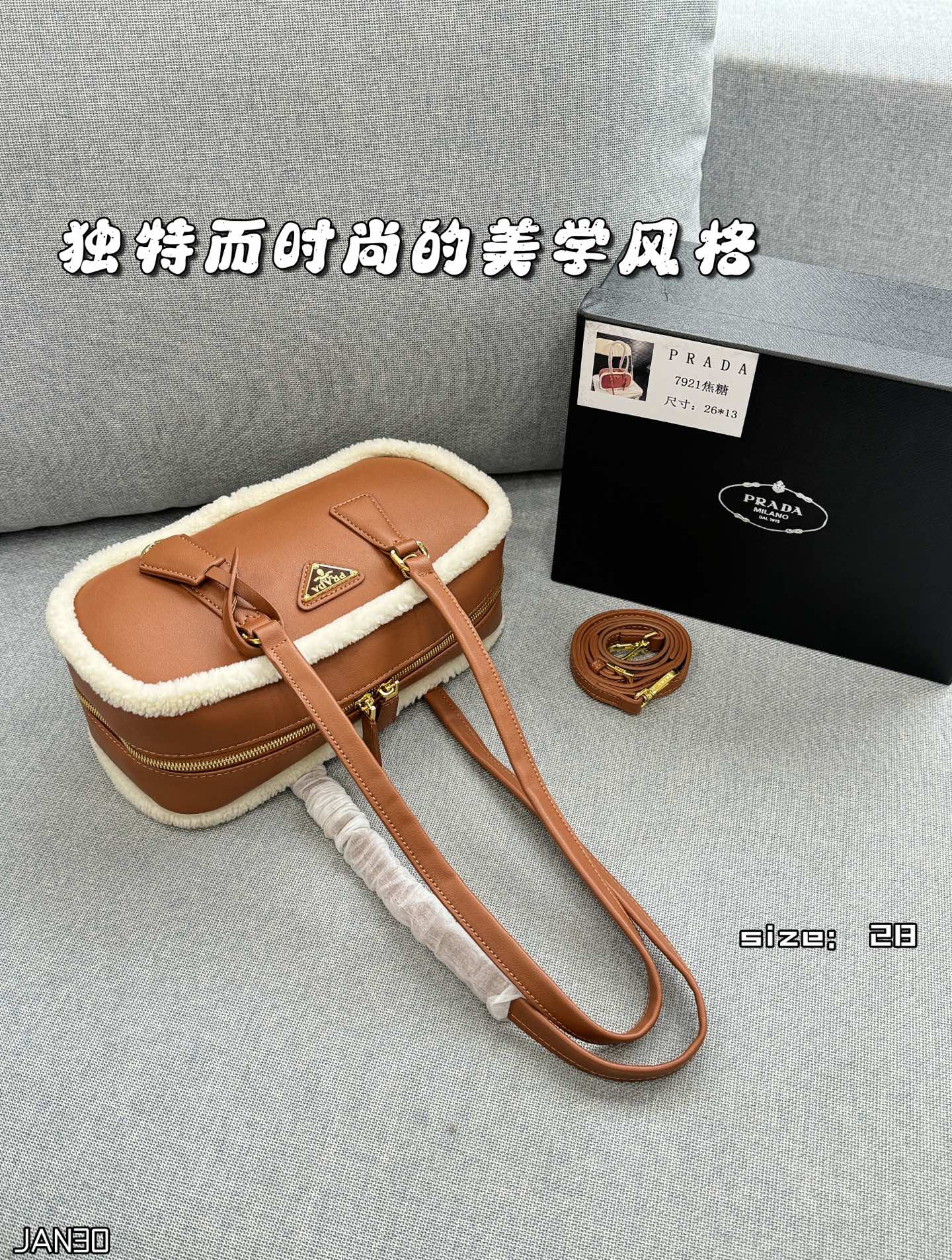 💰150 天地盖 size：28&times;15 PRADA普拉达 腋下包 手提单肩包 皮质手感柔软细腻，自带淡淡的皮香味，巧妙融合多种元素，呈现出独特而时尚的美学风格， 简约又有质感~