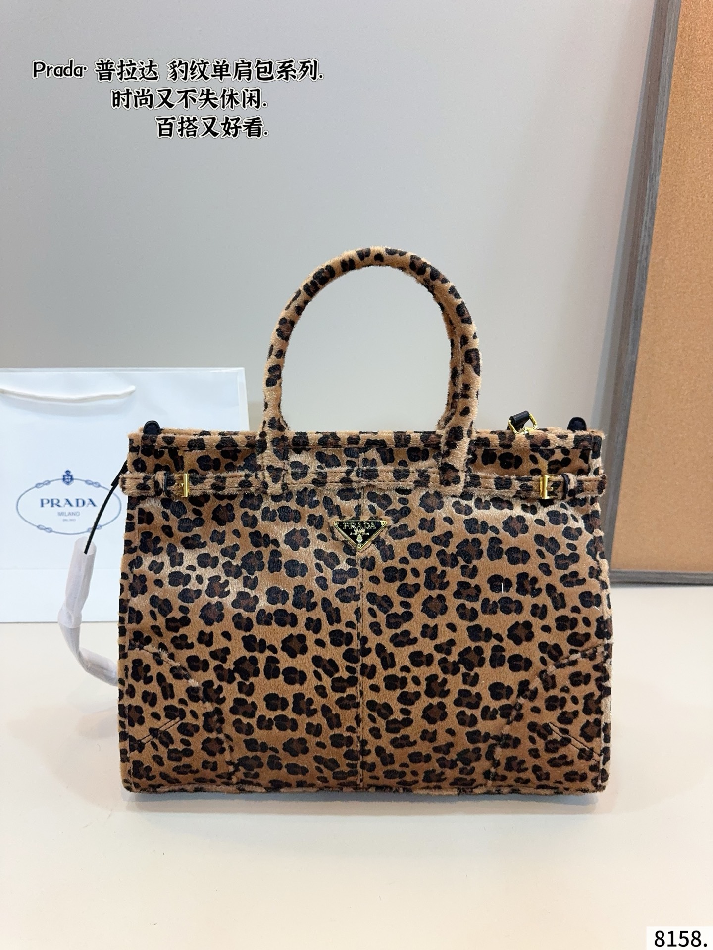 p180 普拉达PRADA Soft lux单肩包. 质感很高级 容量超级大也很耐用 日常出街背它回头率百分百 就是这种随性慵懒感尺寸：38*13*28cm