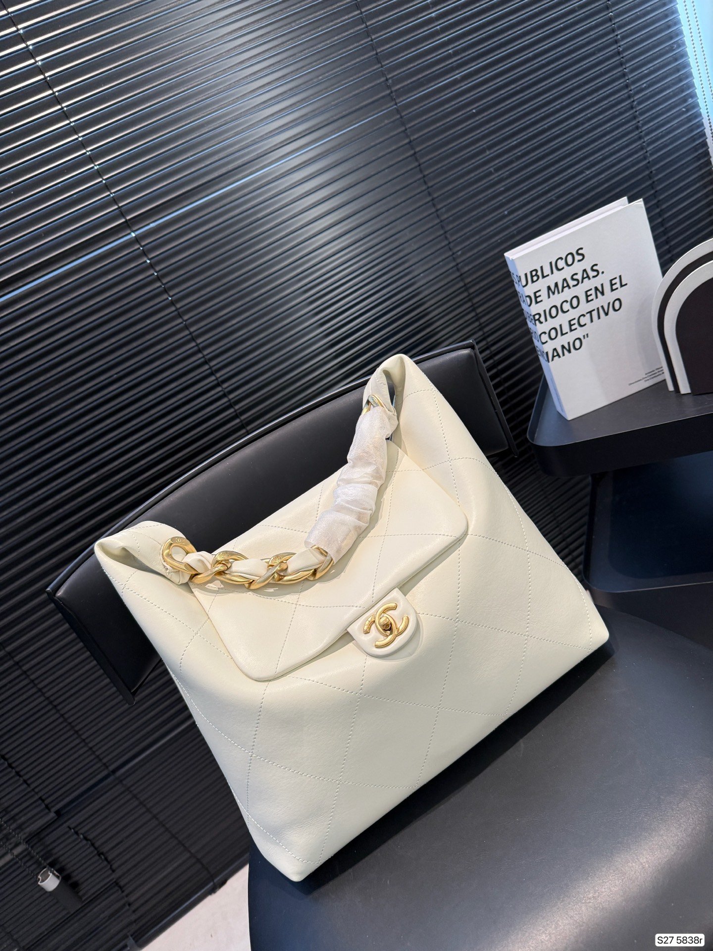 P185 Chanel奶白编织链包｜是仙女包没错了 谁能拒绝奶白色的温柔暴击⁉️ 香奈儿这系列把优雅刻进了DNA 日常通勤、出街都能搭 菱格纹+编织金属链手柄 奶白色皮质干净又高级 金色双C扣精致感拉满，温柔又大气 尺寸32 27 货号5838