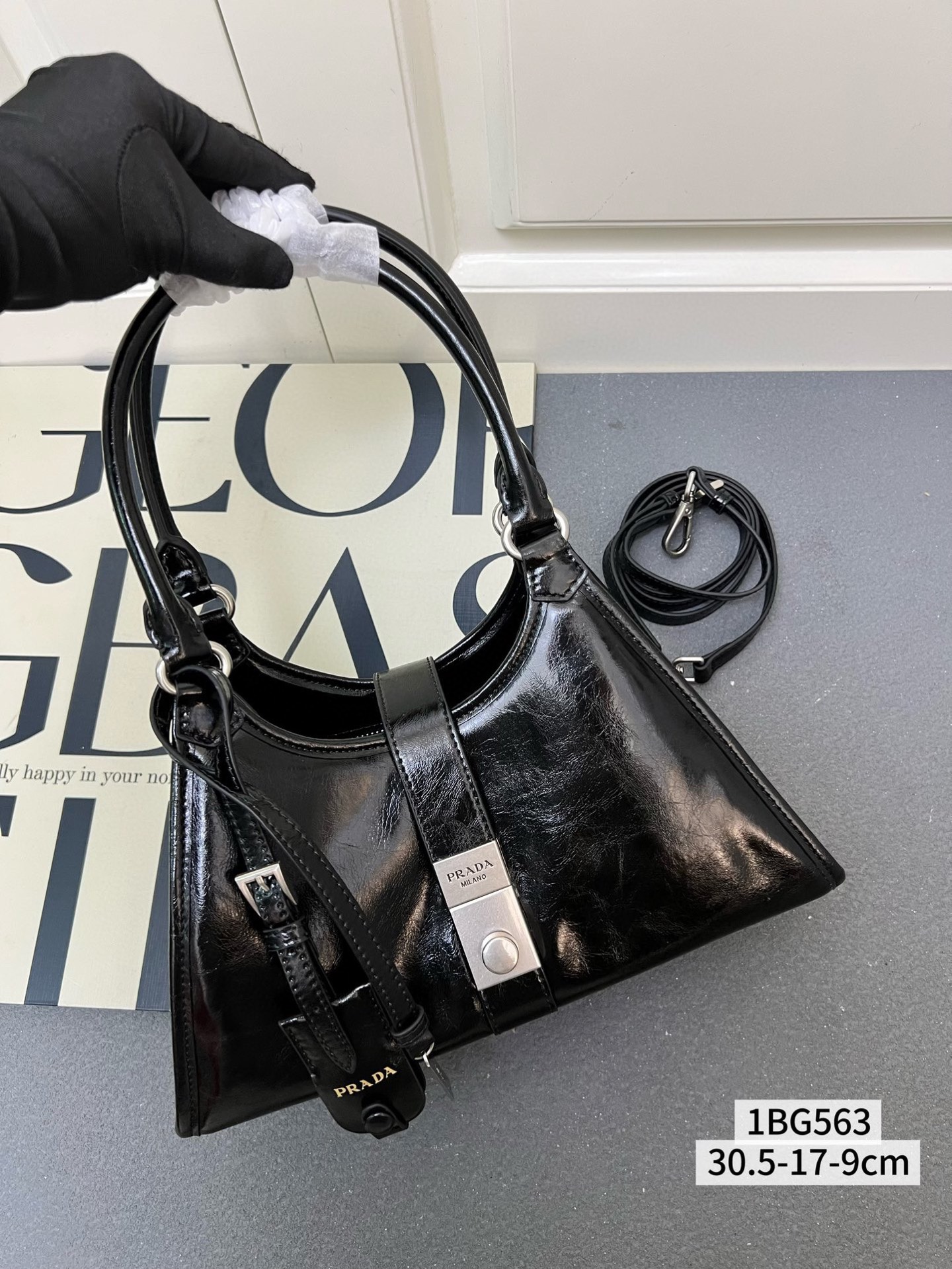 💰248包邮‼️ 🎉新品🎉1BG563春夏新款🎉🎉 这款走秀款采用进口油腊皮，顶级五金，前幅配有插扣锁开合，容量空间大，又可手提又可肩背，上身效果非常大气时尚，喜欢宝宝们，赶紧入手吧🎉🎉 长30.5x高17.5x底9cm