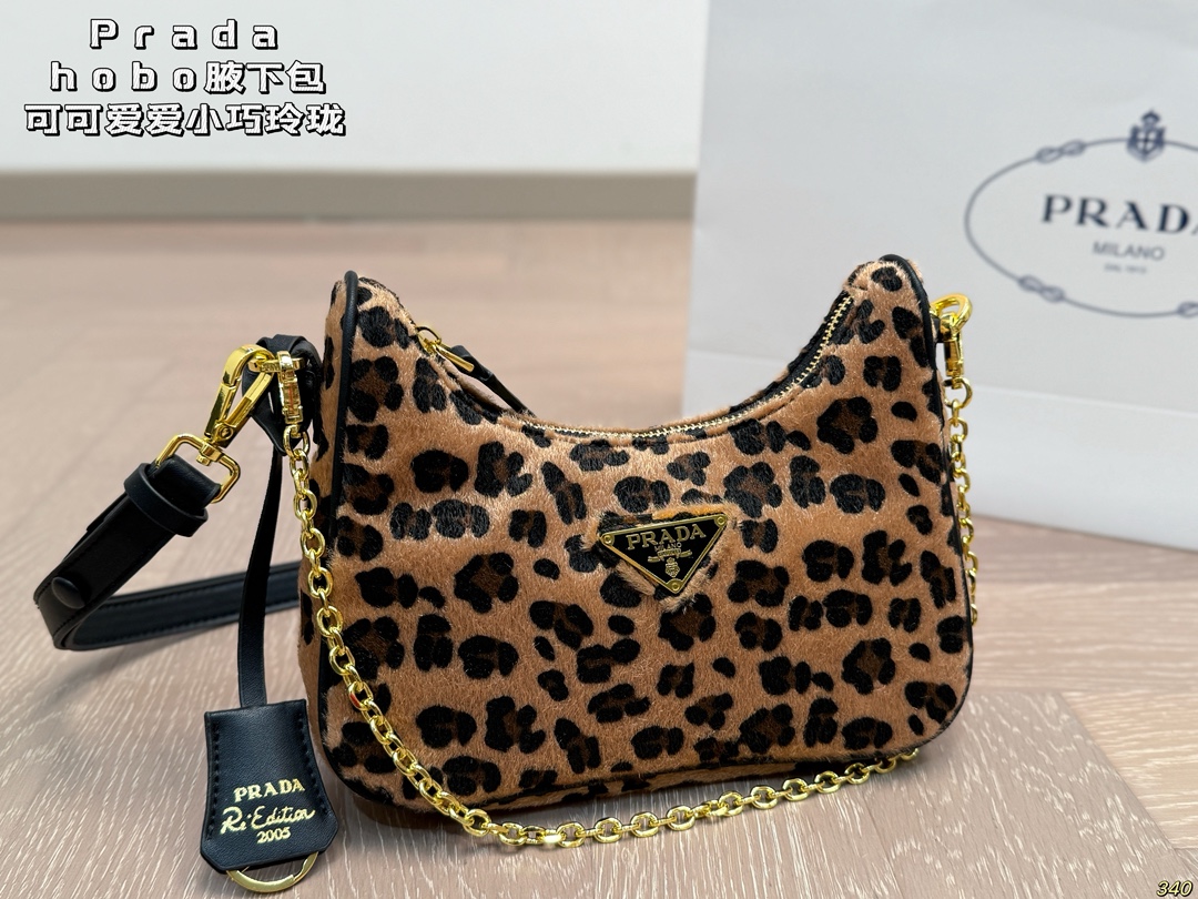 &yen;130 普拉达hobo腋下包 Prada如影随形 充满了不一样的帅气感 甜酷辣妹穿搭必备 尺寸 22 12