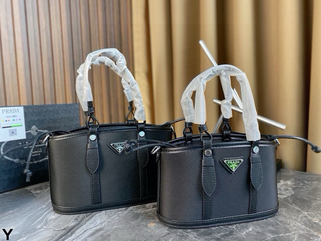 p125/p120 配盒🎁 Prada/普拉达家尼龙包！ 犹如潇洒在普拉达女包的体闲生活中穿梭 内设贴袋 可拆卸式斜挎肩带 面料纹路清晰 走线均匀! 尺寸：24*14/21*12