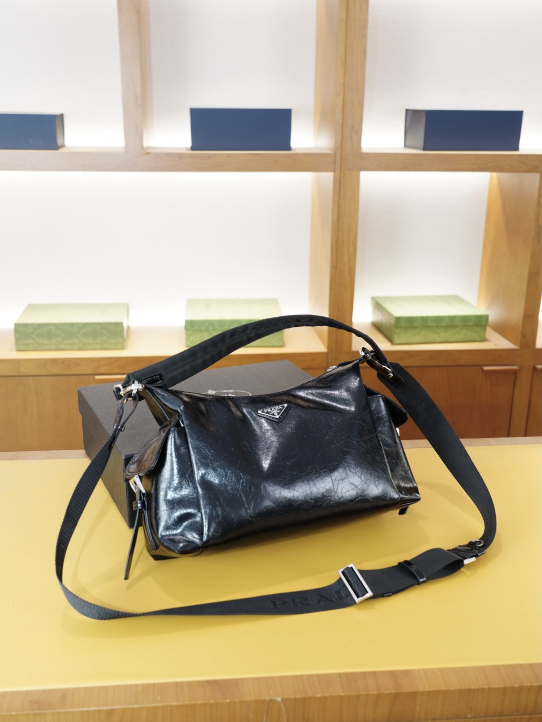 P140 🇮🇹 PRADA 普拉达 官网同步 高版本 斜挎单肩背包 永恒不过时的标志性产品 纯原单牛皮 顶级五金制作 非市面普通版本 贸易公司订单货 全部实拍 实用性非常高 完全不用担心穿搭 配全套包装礼品盒 【规格：30x20x10】