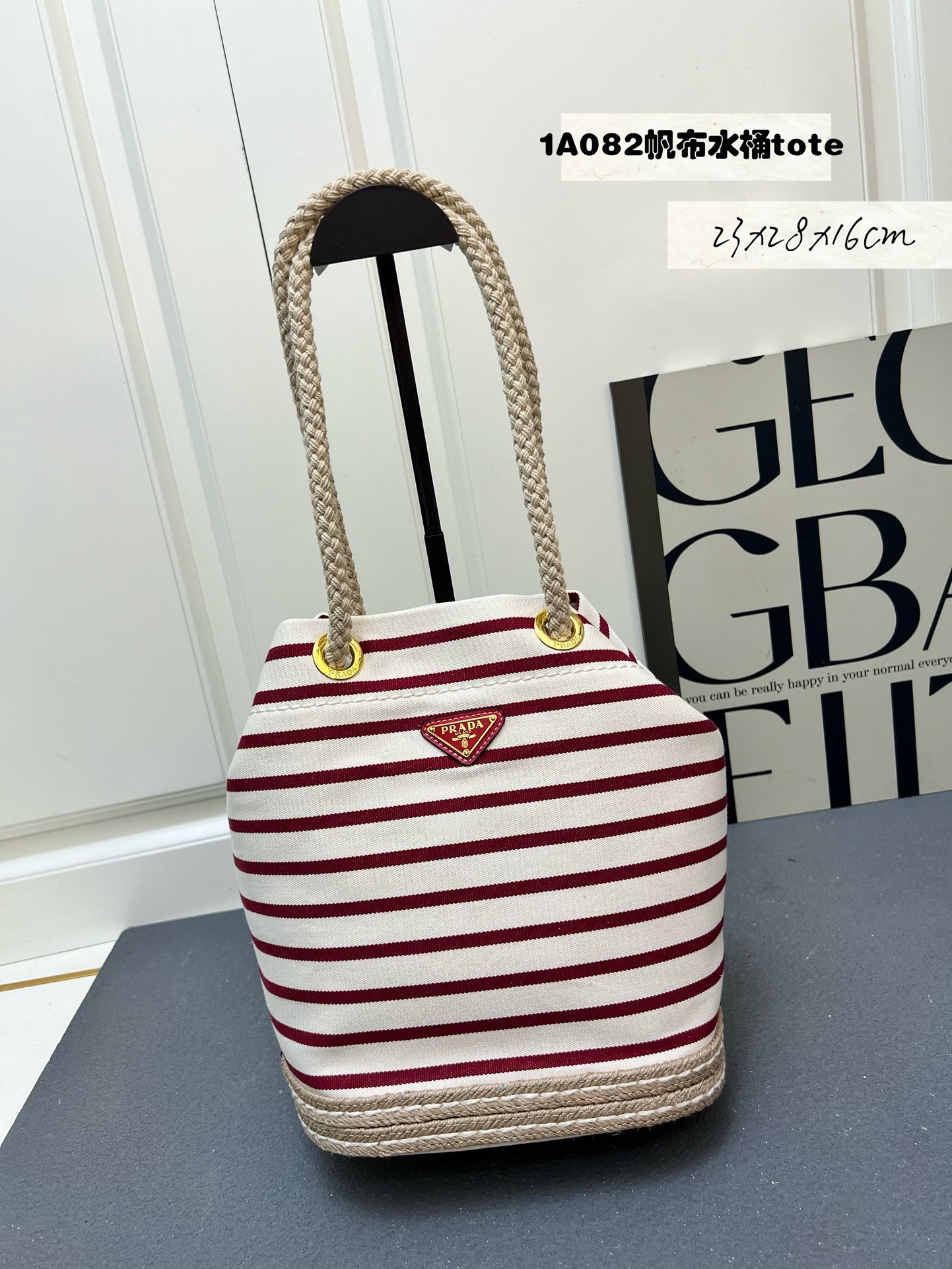 💰210包邮‼️ 🎉新款水桶包🎉1A082走秀款 这款Re-Nylon 手袋的設計采用尼龙面料和小牛皮。獨特的組合添上迷人點綴。滑動式繩索手挽凸顯這款手袋的靈活百搭，方便手提或肩背/斜跨，顶级五金。容量空间大，非常休闲时尚，又是一款永久不过时爆款，宝宝们，赶紧入手吧🎉🎉 长23.5x高28x底16.5cm