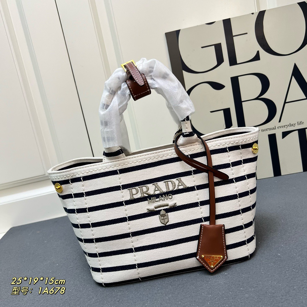 💰200包邮❗ 2025summer新品亚麻混纺配皮托特包小号 优雅时尚夏日度假风情托特包 采用亚麻混纺面料精心打造 配以牛皮双腕带 正面标志性字母徽标压花 超实用的托特包造型 配有可拆卸皮革钥匙环 简约精致内里容量超大超好用 简直是太棒了 .时尚潮人新宠 完美细节媲美砖柜超级棒5炎评价 size:25*19*15cm 型号：1A678