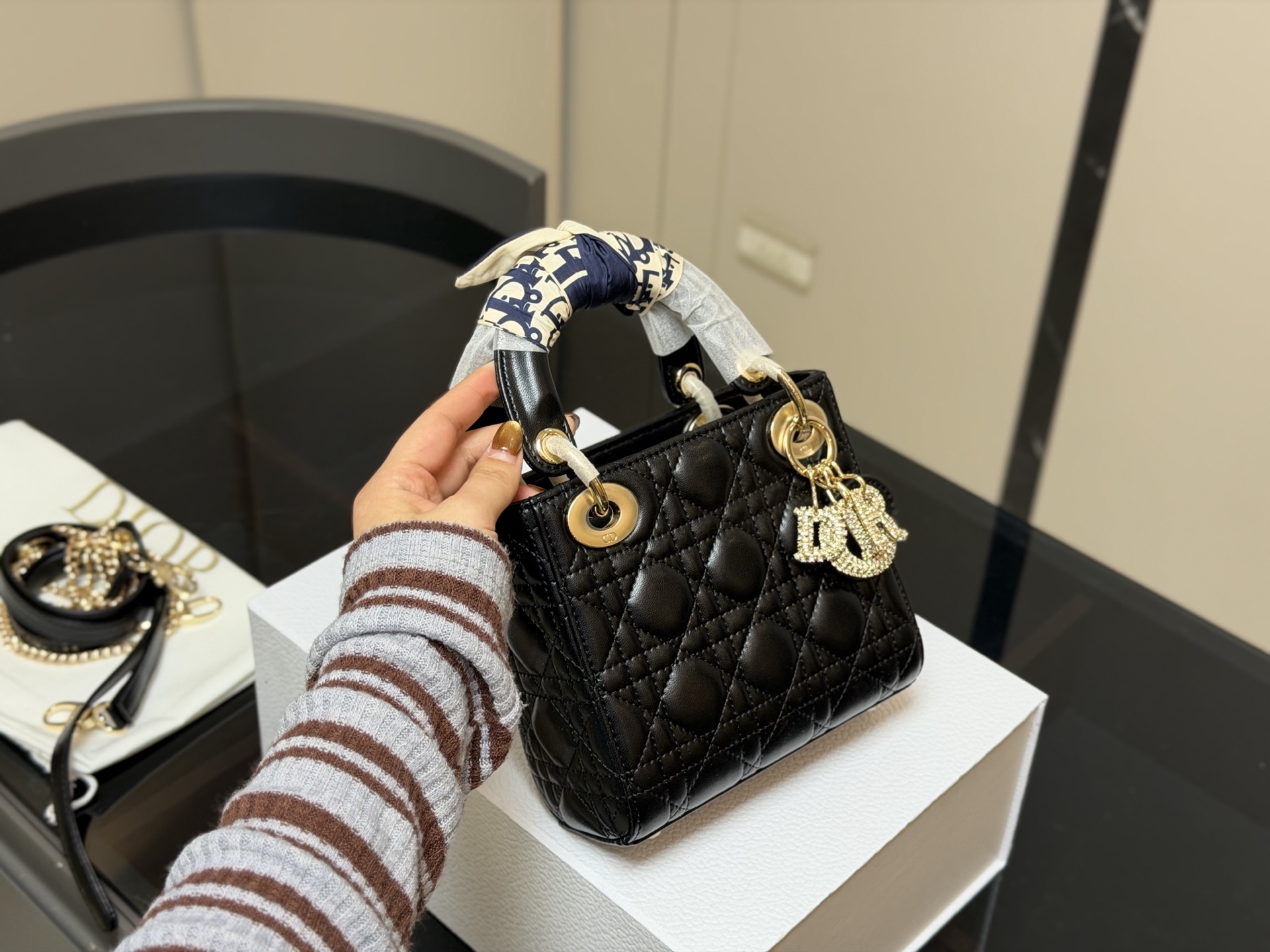 &yen;205 配折叠盒 尺寸:17*13cm 高品版.升级出货 ✅ 迪奥 戴妃羊皮 每个颜色真的太好看啦 是不是都需要它！