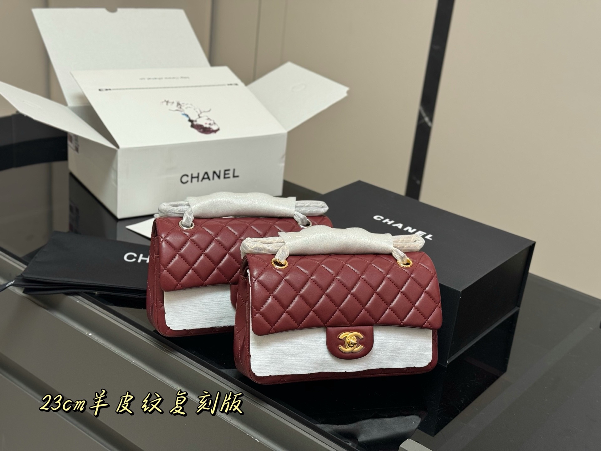 &yen;185 配折叠盒飞机盒 size:23cm 香奈儿 cf我们一直很用心在做 秒杀其他市面上的货 顶级原单鱼子酱 很舒服的一种！ 不管您是谁 稳稳hold住哦✔️✔ 四季必备单品！