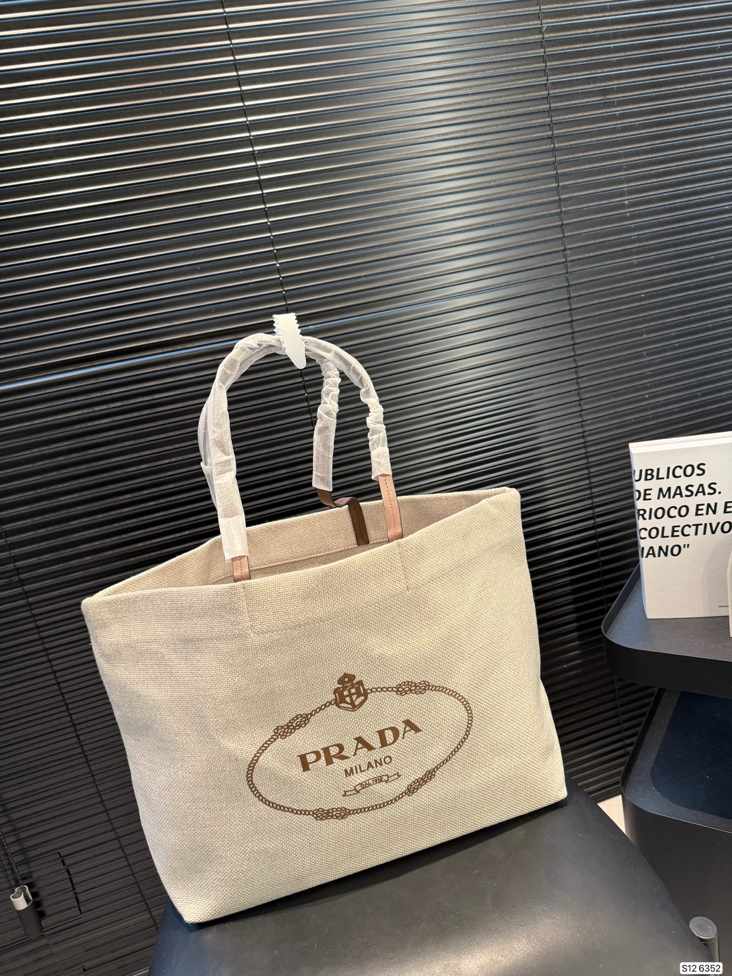 P110 Prada普拉达牛仔托特包 容量充裕，搭配便捷的大开口 质感柔软的面料勾勒出时尚简约之美 尺寸38 30 货号6352