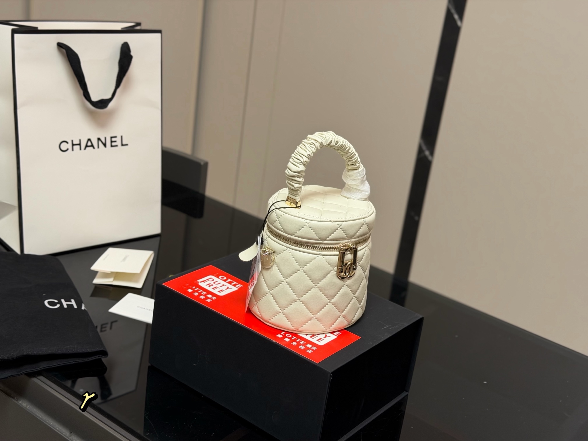 &yen;165 折叠盒 香奈儿Chanel 是美到炸裂的水桶包!! 很精致,容量也超级力! 手机纸巾卡 包唇膏绝无问题,精致得不行! 而且.上身效果棒棒的,链子长度刚好, 取东西 超方便 上身效果不错,不挑人，轻巧, 容量大,肯定实用! 尺寸:13.13cm