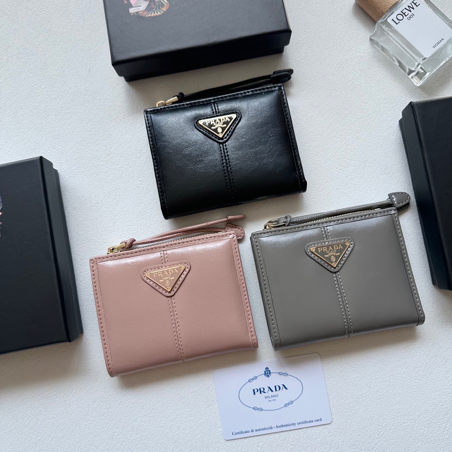 p95🎀🎀颜色 黑 灰 粉🎀尺寸 11x10🎀普拉达👏时尚钱包，优质油蜡牛皮👍🏻高档五金配件，内阁丰富，超级实用❗️现货高品质！
