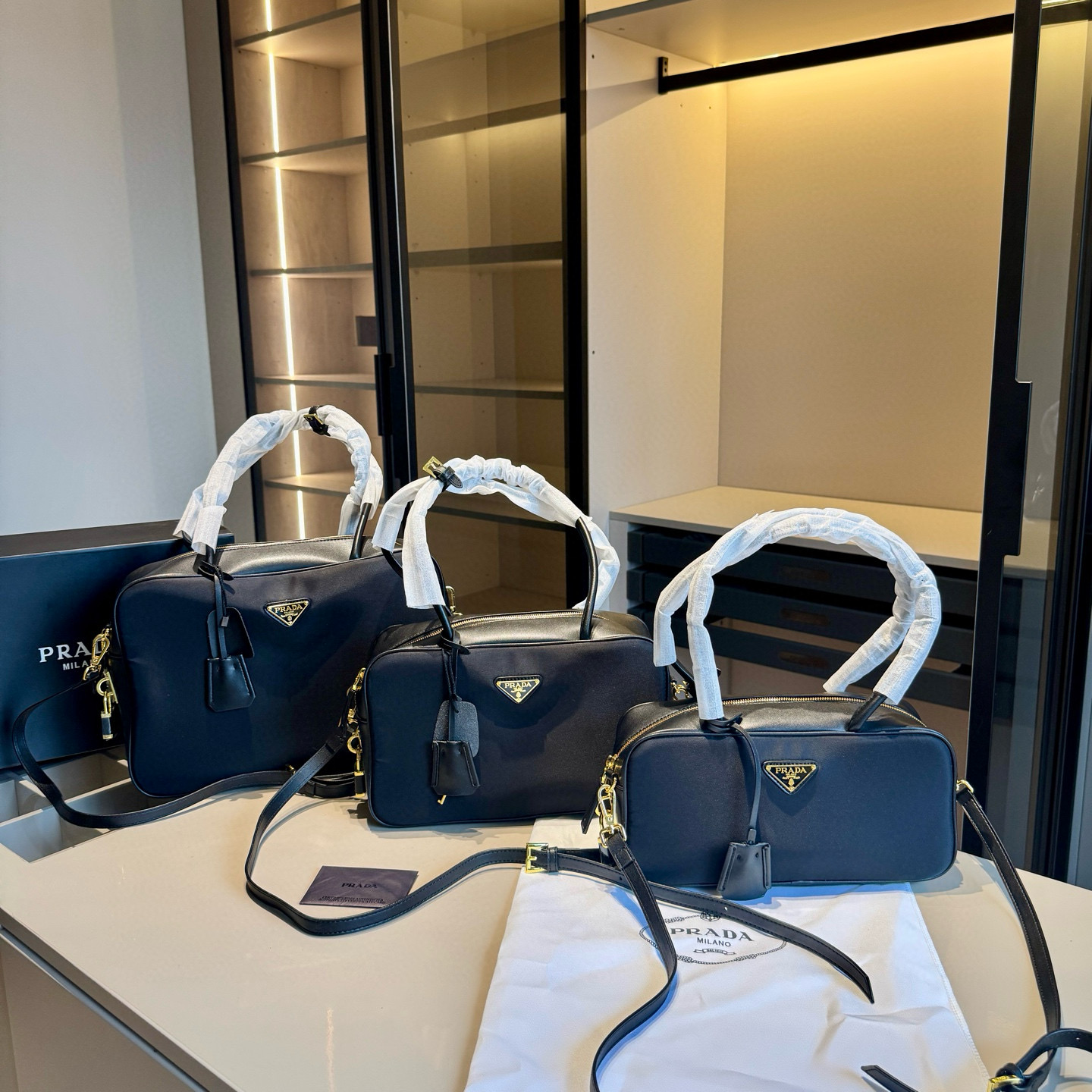 🅿️185～🅿️190～🅿️195✅新品推荐🔜 高端货🔥Prada普拉达专柜新款锁头腋下包～👍明星同款！到哪都是回头率👍专柜同款哦！品质堪比正品！进口面料外出轻便实用！原版顶级五金🎁原版礼盒包装（size：小号28*14 中号30*18 大号34*23）