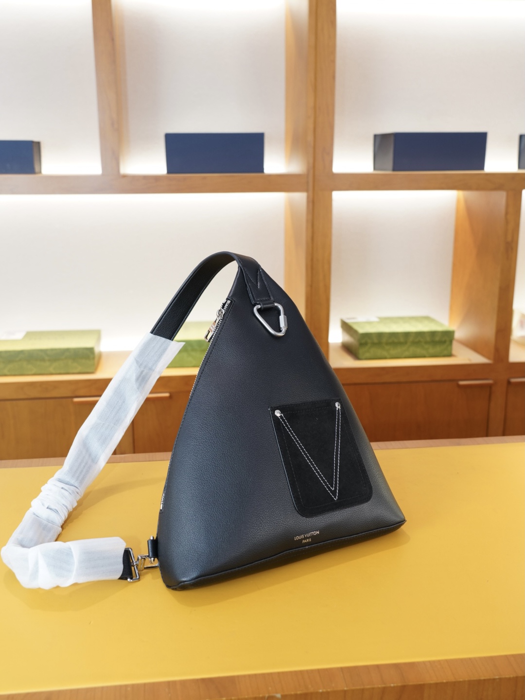 P115 🇮🇹 普拉达 官网同步 高版本 胸包 永恒不过时的标志性产品 纯原单牛皮 顶级五金制作 非市面普通版本 今年PRADA最爱的款式 全部实拍 实用性非常高 完全不用担心穿搭 【规格：30x35x5】