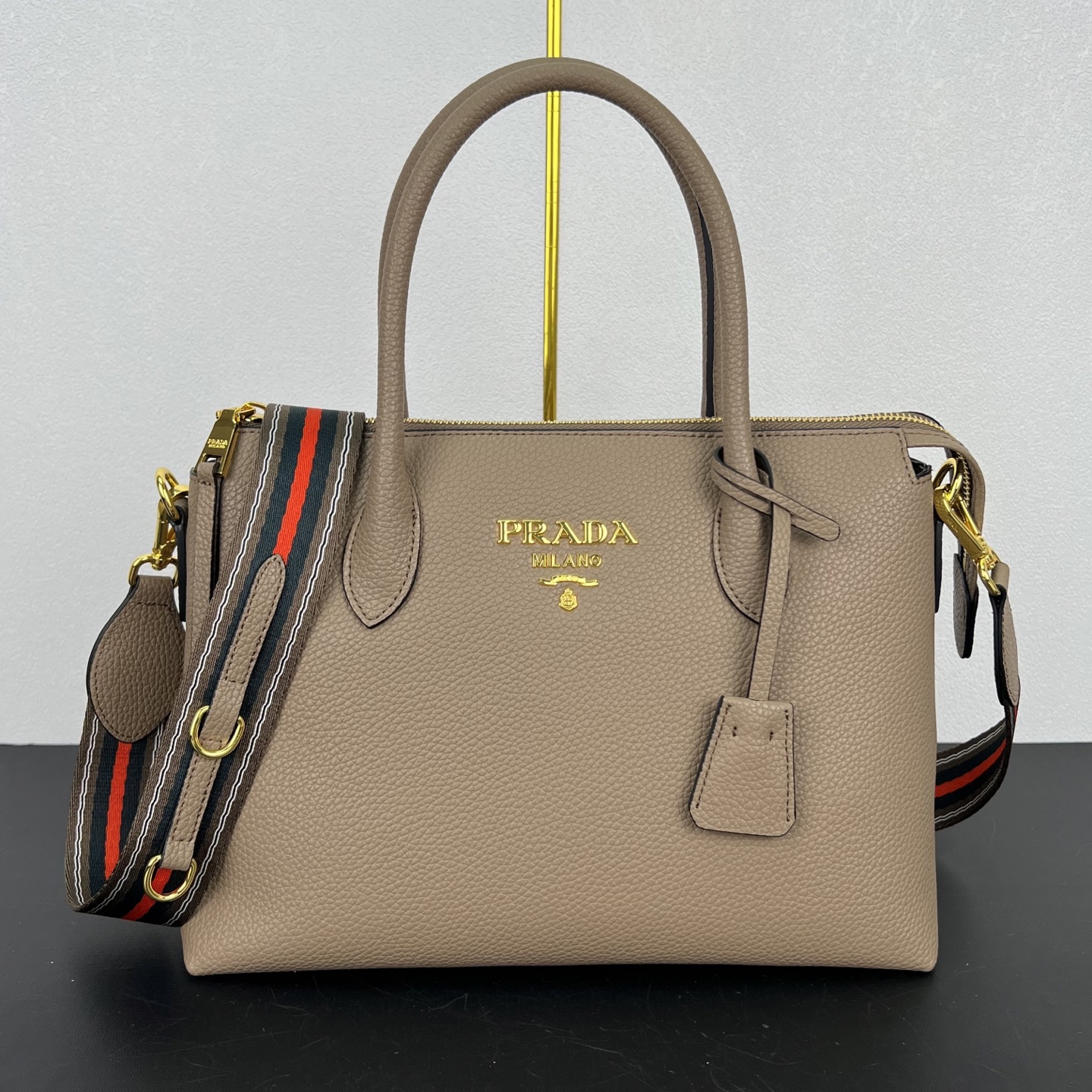 定制版💰318包邮❗ P家新款，专柜正品有售【顶级原版质量】 ！型号：1BA157，尺寸：31&times;23&times;14cm 175工厂出品，必定精品 🌹配双肩带💋大荔枝纹小牛皮 皮革双提手 可拆卸可调式皮革肩带 可拆卸可调式彩色织物肩带 镀金配件 金属刻字Logo 拉牌！