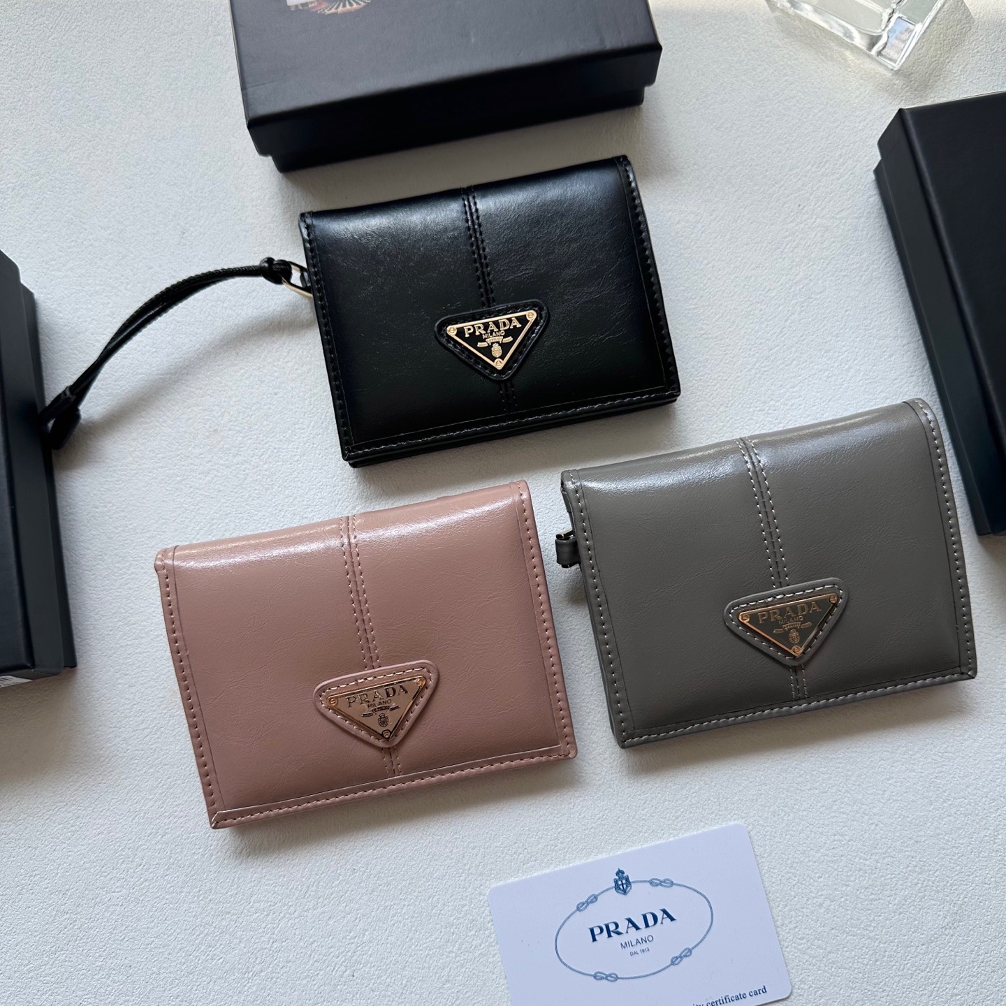 p95🎀🎀颜色 黑 灰 粉🎀尺寸 11x10🎀普拉达👏时尚钱包，优质油蜡牛皮👍🏻高档五金配件，内阁丰富，超级实用❗️现货高品质！