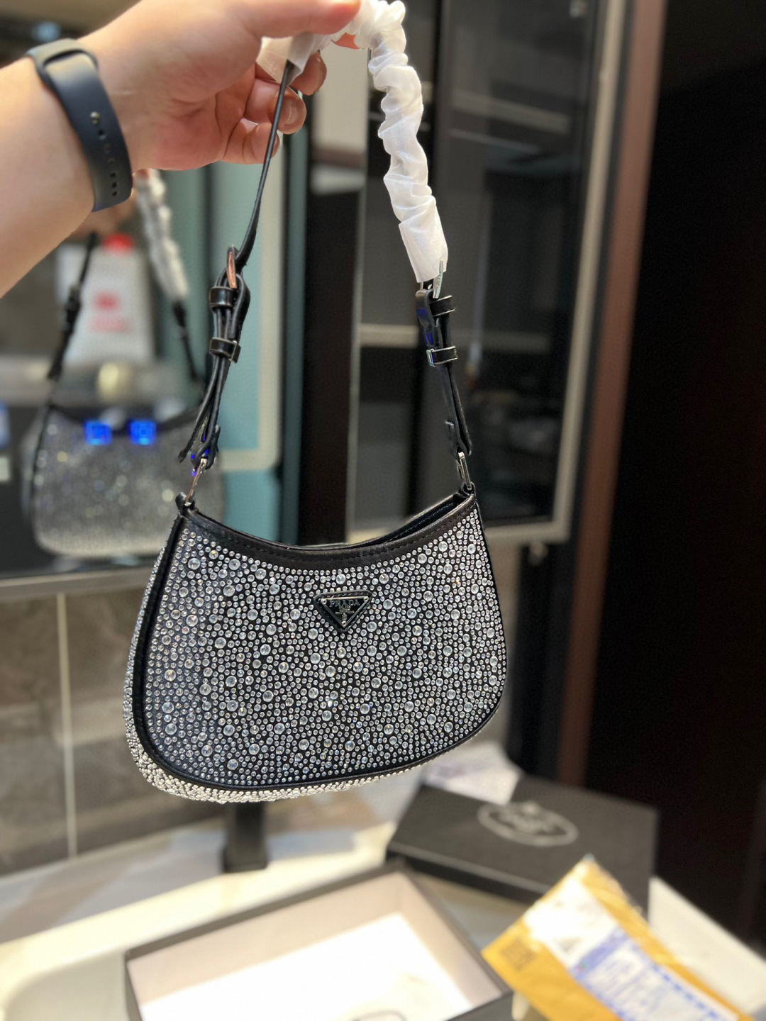 ❤️p135（礼盒包装）❤️ 普拉达腋下钻包 今年真的太流行中古腋下包了 一款sportsexy风格包包🤞🏿 超级喜欢它简单有质感的设计，上身性感而帅气，很能装而且方便啊！ 无敌时髦洋气～x尺寸：24*5*16