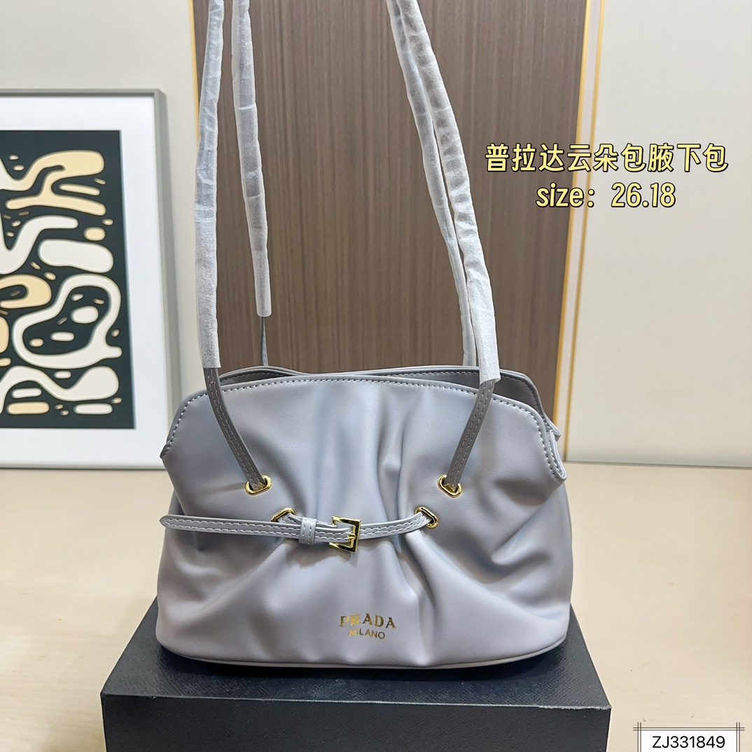 💰165 折叠盒 尺寸26&times;18 Prada 普拉达 Dada腋下包 因蓬松柔软的外形被称为&ldquo;云朵包&rdquo;，触感细腻。细长饰带束出自然褶皱，展现松弛高级的&ldquo;Raw Glamour&rdquo;风格。磁吸扣设计，容量可观，适合通勤或约会，轻松搭配各种穿搭，时髦又实用