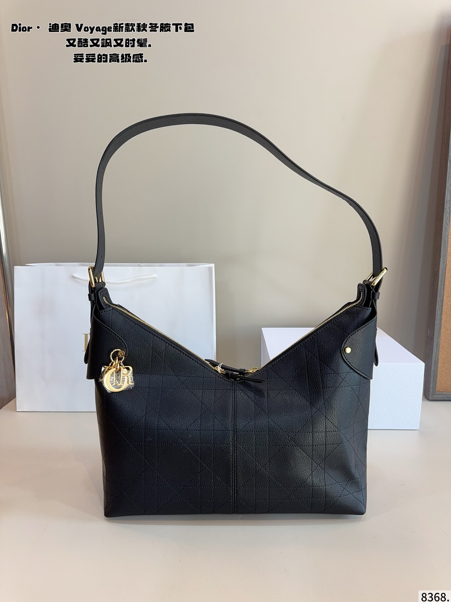 p210 又发现新款啦🤩Dior Voyage秋冬系列腋下包 又是一个迪奥新款腋下包，直接击中心巴上[哇R] 自带松弛感，包形柔软又随意～ 复古的粒面牛皮，经典藤纹格，双拉链设计～ 整体高级又时髦，精致感满满的字母吊坠～ 细节非常到位，超大的容量，自用很轻便哇 背上身满满的松弛感哇尺寸：36*13*29cm