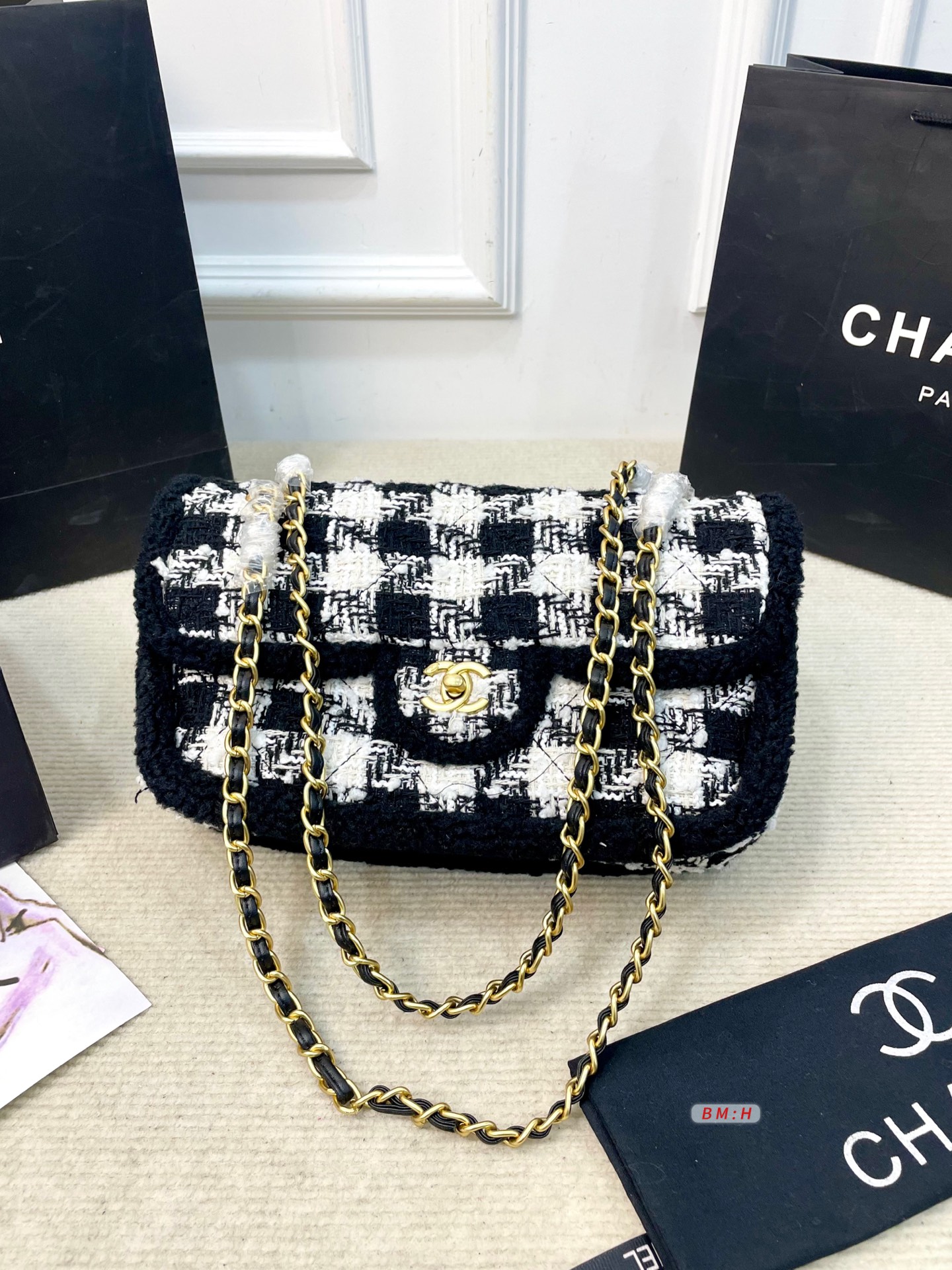 💰210 香奈儿CF系列25N黑白千鸟格粗花呢包链条包斜挎包，经典千鸟格纹+金色链条，优雅复古气质满分✨。毛呢材质柔软有质感，秋冬搭配大衣毛衣超有氛围感！日常通勤、出街都很实用，手机卡包轻松装下。金属双C标志+皮穿链条，细节精致，肩带可调节，单肩斜挎都OK。 尺寸：29*10*20