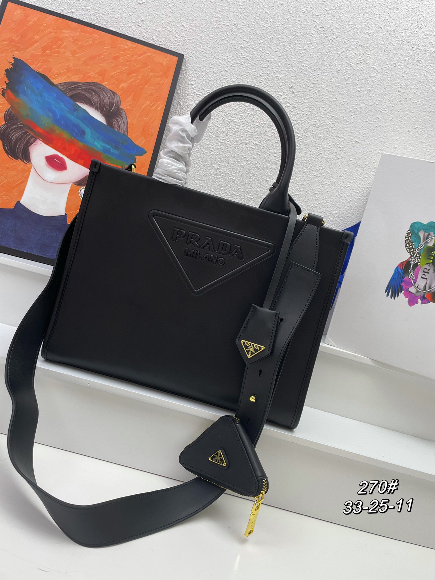 💰228包邮❗ 𝐏𝐫𝐚𝐝𝐚全牛皮托特包Saffiano皮革提手设计，110厘米可拆卸三角小包，可调式Saffiano皮革长肩带💕太美了😘可仙可酷😎，什么场合都适合。又是一款网红/明星认可的爆款👏👏赶紧入手吧😘美美们😘 款号：1BA270 尺寸：33-25-11