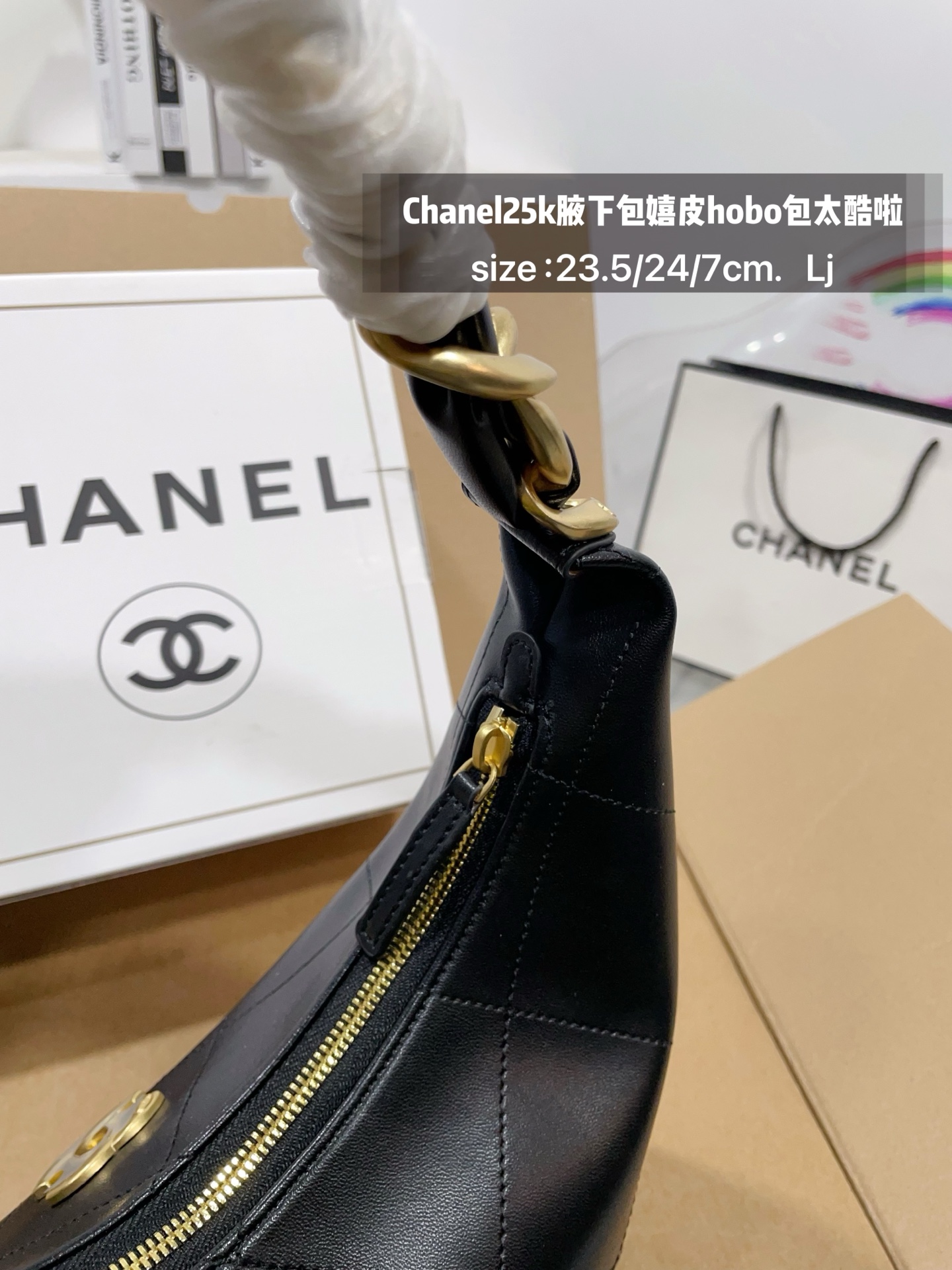 👑💰170免税店包装 Chanel25k腋下包嬉皮hobo包太酷啦25k嬉皮hobo包经典大菱格，大粗链条沉甸甸的金链条很有分量感 表面做旧效果，很有Vintage中古感； 包身柔软容量非常大，好看又能装的hobo谁能拒 绝 上身随性又潇洒~ 尺寸，23.5/24/7cm