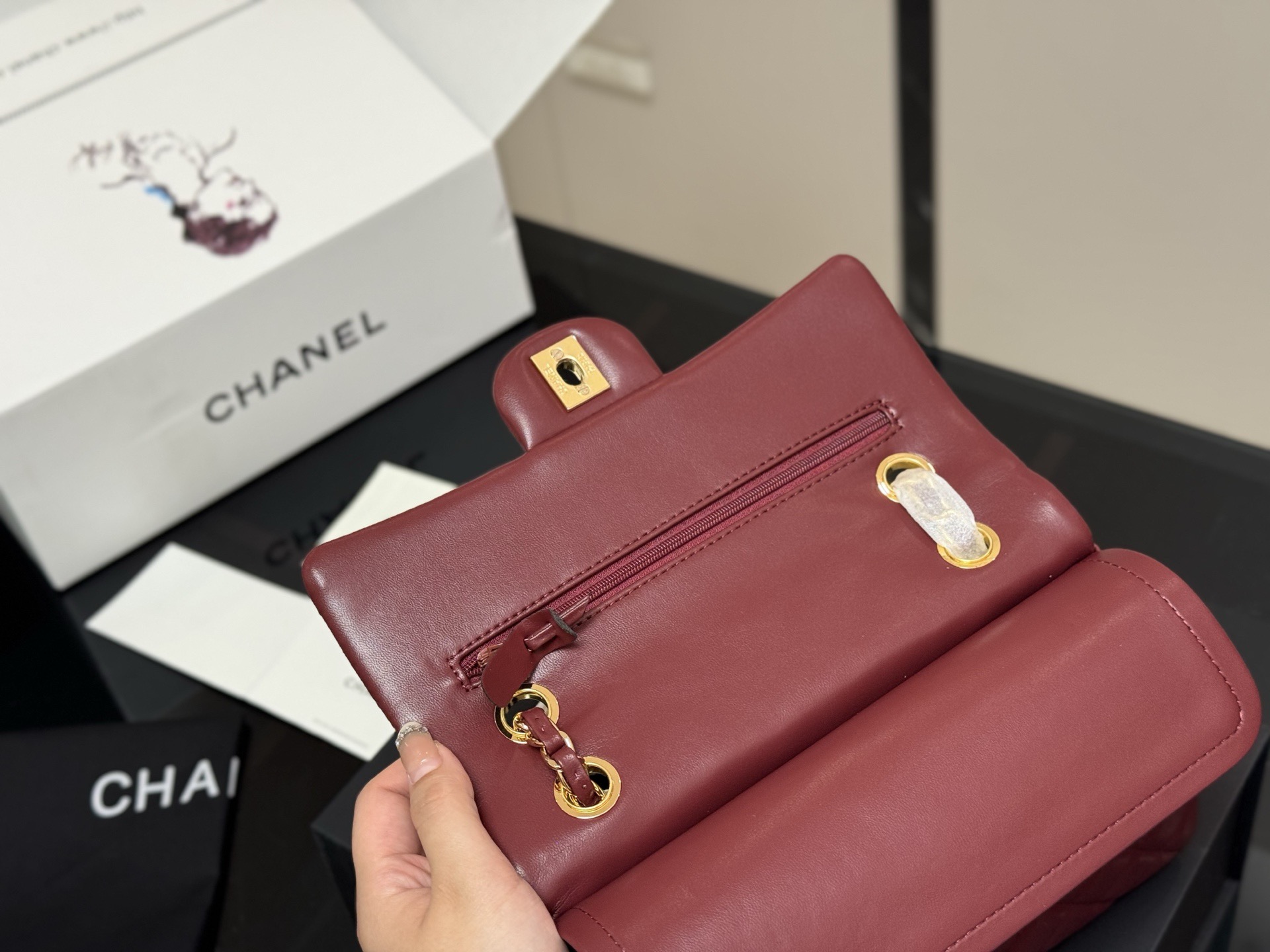 &yen;185 配折叠盒飞机盒 size:23cm 香奈儿 cf我们一直很用心在做 秒杀其他市面上的货 顶级原单鱼子酱 很舒服的一种！ 不管您是谁 稳稳hold住哦✔️✔ 四季必备单品！