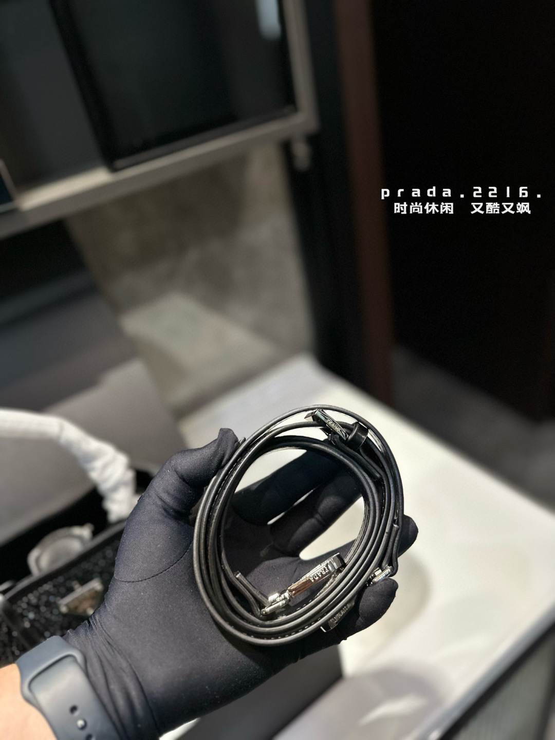 ❤️p150（礼盒包装）❤️ Prada 普拉达新品 闪闪水钻 满钻托特包哇咔咔！整个包都是闪钻镶嵌成的水钻 Prada Hobo包包 在灯光下BlingBling的闪。尺寸：18 19
