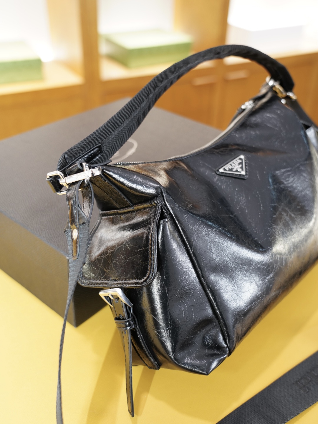 P140 🇮🇹 PRADA 普拉达 官网同步 高版本 斜挎单肩背包 永恒不过时的标志性产品 纯原单牛皮 顶级五金制作 非市面普通版本 贸易公司订单货 全部实拍 实用性非常高 完全不用担心穿搭 配全套包装礼品盒 【规格：30x20x10】