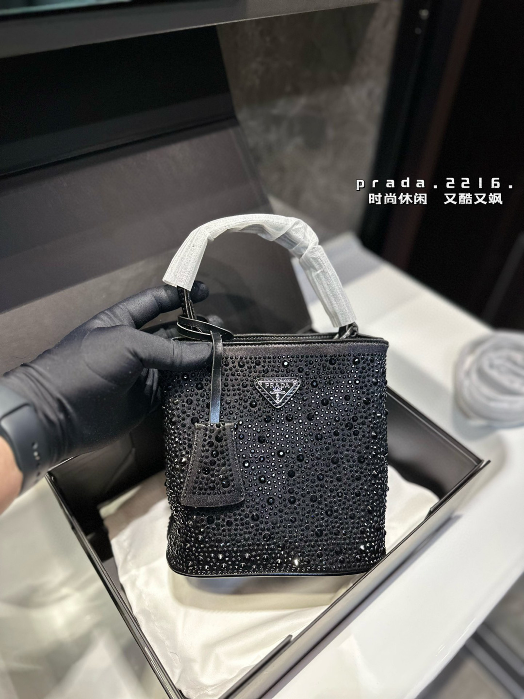 ❤️p150（礼盒包装）❤️ Prada 普拉达新品 闪闪水钻 满钻托特包哇咔咔！整个包都是闪钻镶嵌成的水钻 Prada Hobo包包 在灯光下BlingBling的闪。尺寸：18 19