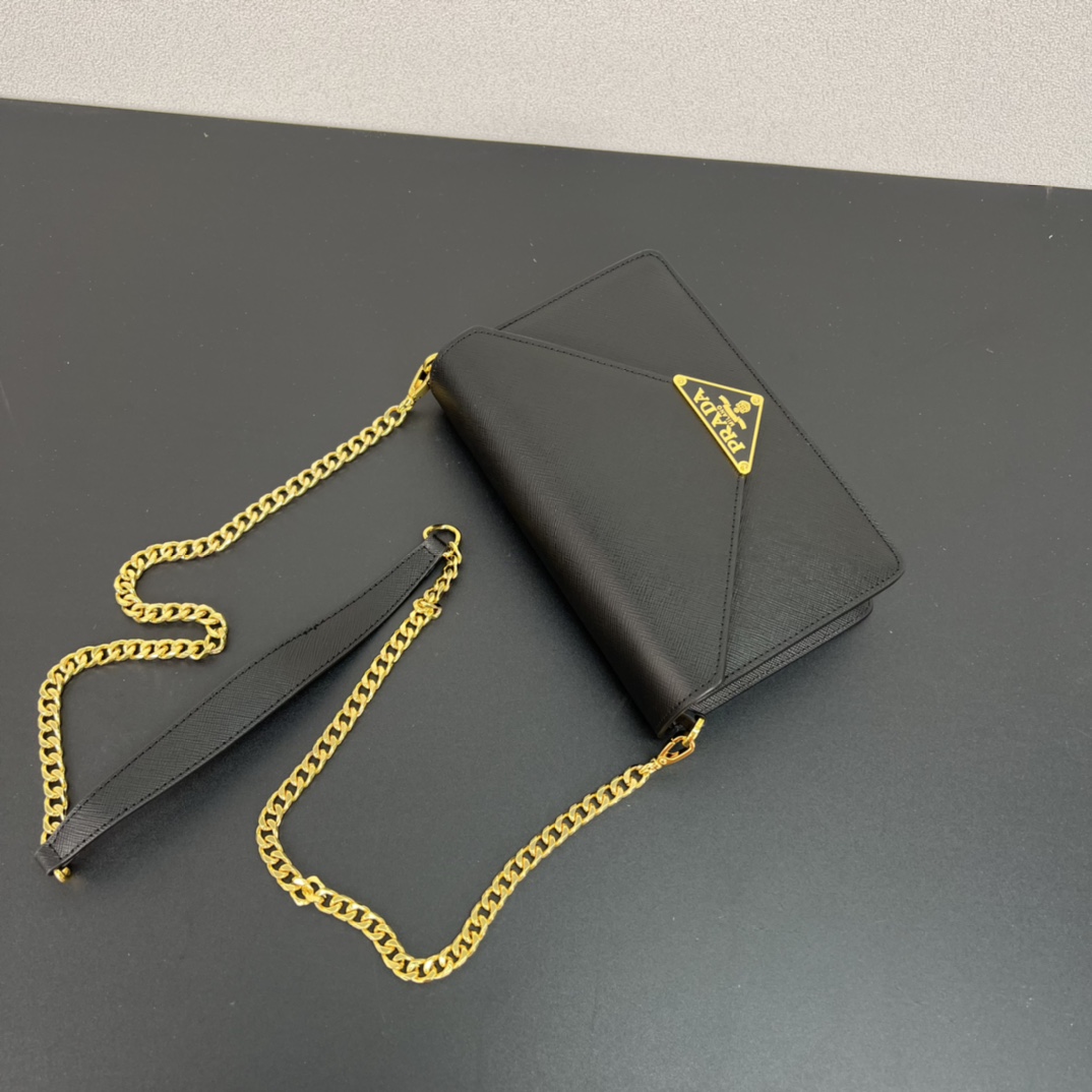 💰318包邮🉐️【顶级原单】P家🌹专柜🎉新款斜挎包🎉1BD318到货啦🎉🎉这款翻盖式单肩包采用Saffiano皮革打造，内配小羊皮。展现匠心设计，柔美设计一览无余。翻盖开合的尖端饰以涂珐琅金属三角形徽标，配有可拆卸长肩带/又可当手包😘😘精致的迷人魅力，简约大气，值得拥有。赶紧入手吧🎉🎉尺寸：长21.5x高14x底4cm🎉🎉🎉👏👏