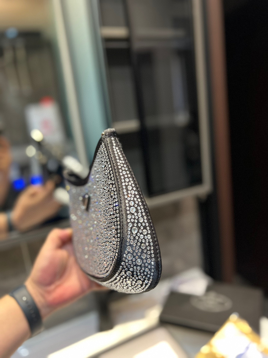 ❤️p135（礼盒包装）❤️ 普拉达腋下钻包 今年真的太流行中古腋下包了 一款sportsexy风格包包🤞🏿 超级喜欢它简单有质感的设计，上身性感而帅气，很能装而且方便啊！ 无敌时髦洋气～x尺寸：24*5*16