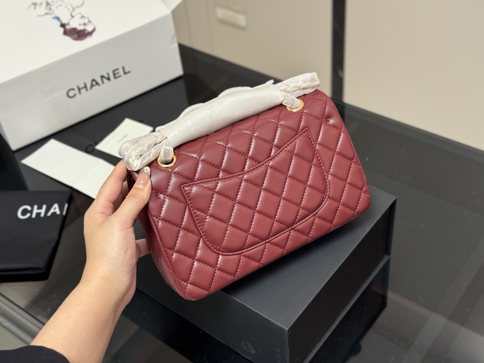 &yen;185 配折叠盒飞机盒 size:23cm 香奈儿 cf我们一直很用心在做 秒杀其他市面上的货 顶级原单鱼子酱 很舒服的一种！ 不管您是谁 稳稳hold住哦✔️✔ 四季必备单品！