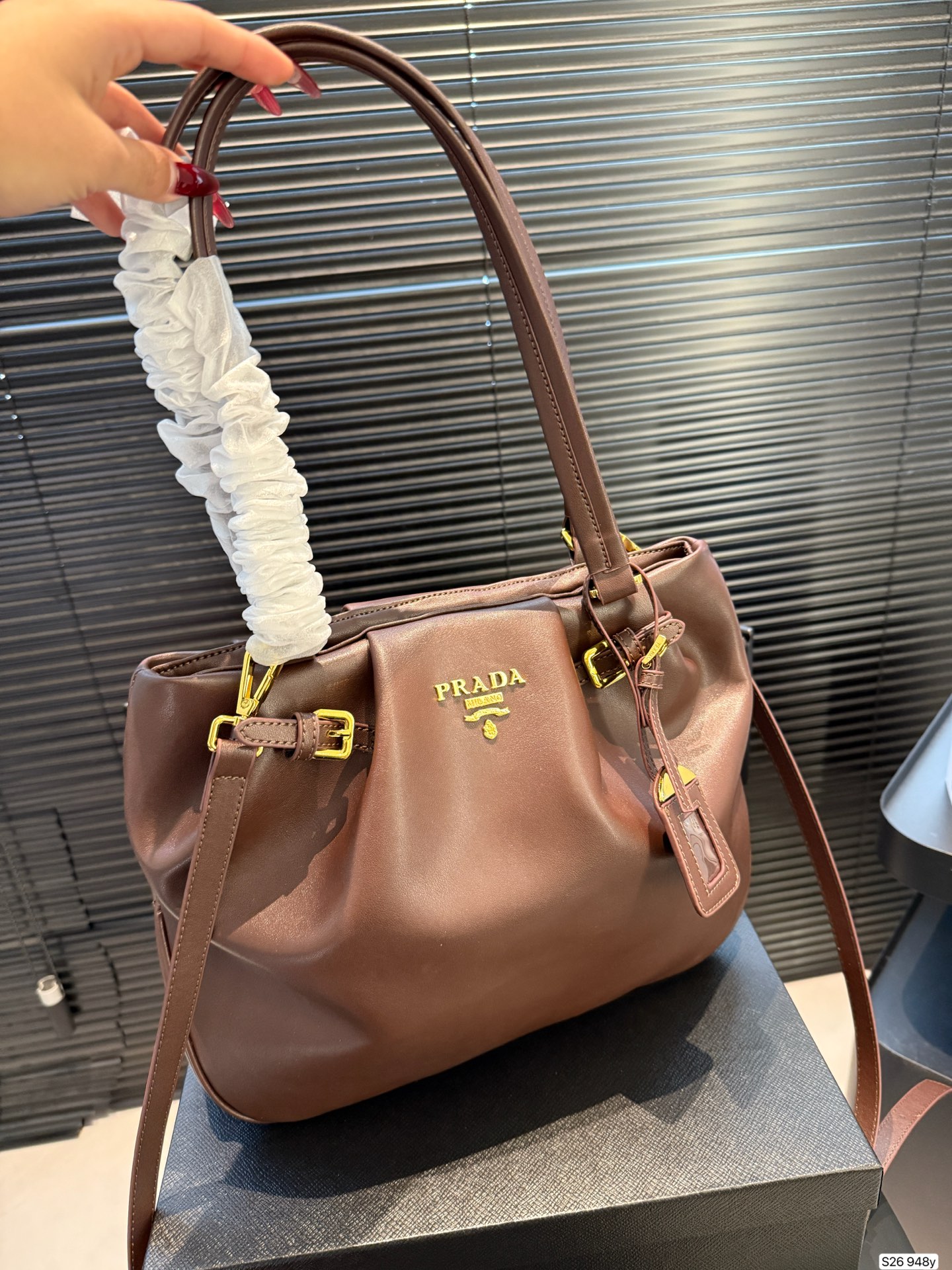 P180 普拉达 又是心动Prada的一天. 松弛慵懒的tote包真的爱惨了 上身满满的高级感！ 日常通勤必备哦！ 尺寸：33 26 货号948