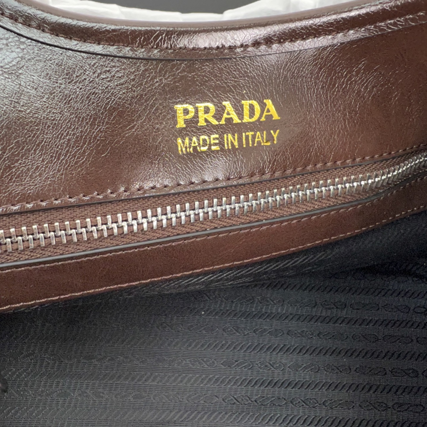 定制版💰338包邮‼️ 🎉新品🎉1BG563新款🎉🎉 这款走秀款采用进口油腊皮，顶级五金，前幅配有插扣锁开合，容量空间大，又可手提又可肩背，上身效果非常大气时尚，喜欢宝宝们，赶紧入手吧🎉🎉 长30.5x高17.5x底9cm🎉🎉🎉